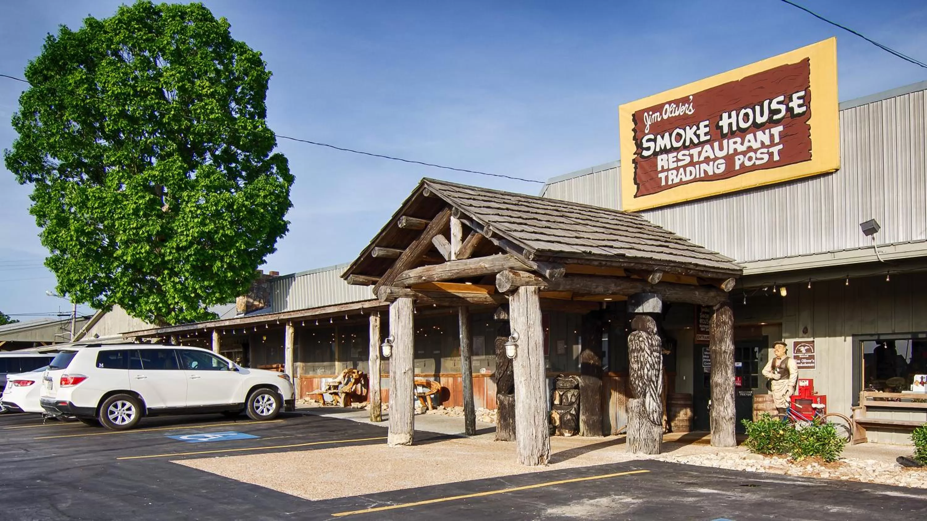 Restaurant/places to eat in The Smoke House Lodge