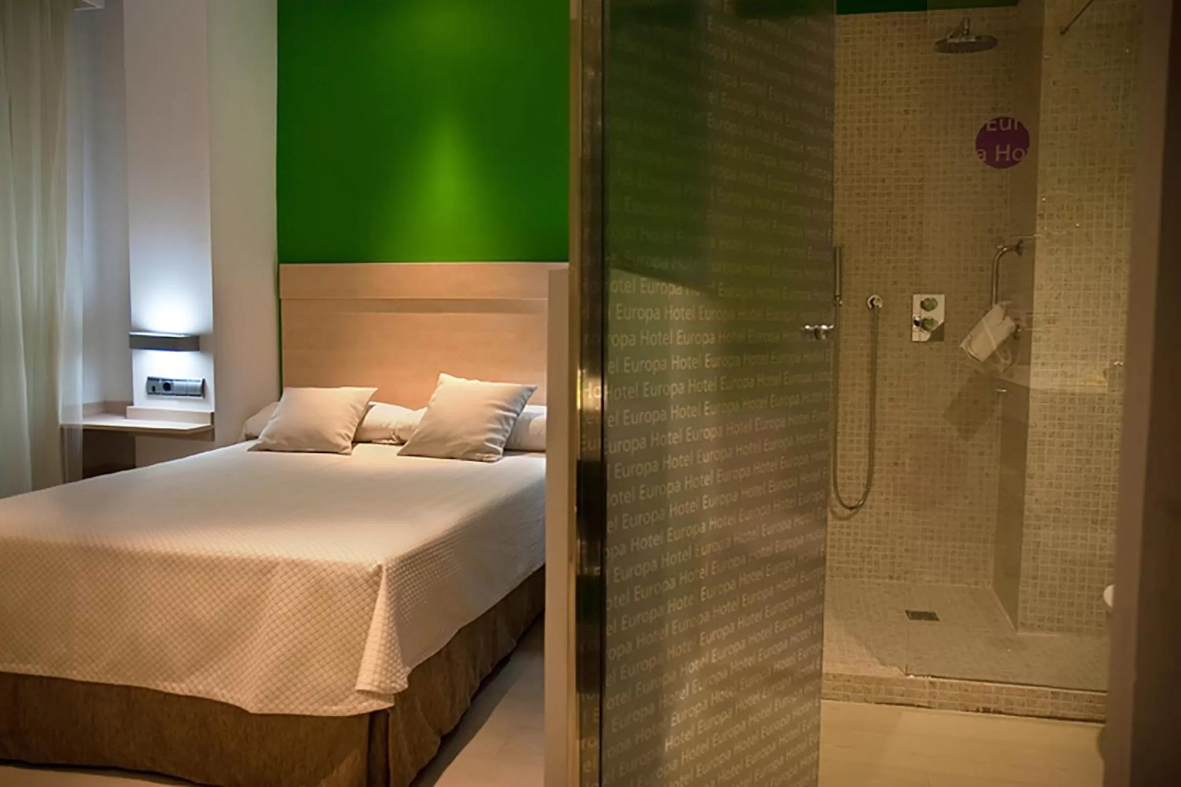 Bathroom, Bed in Hotel Europa