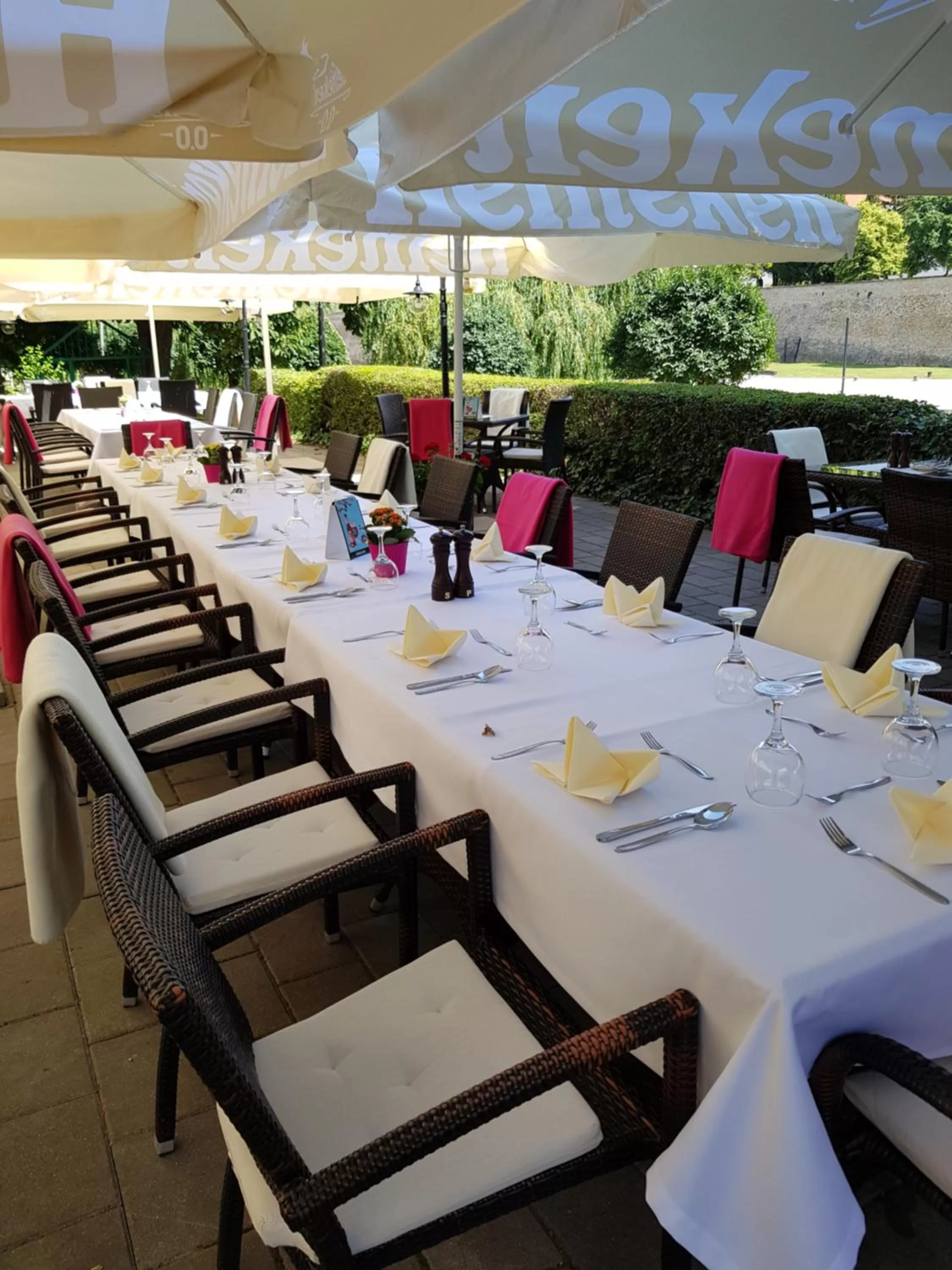 Arany Szarvas Fogadó és Captain Drakes Pub