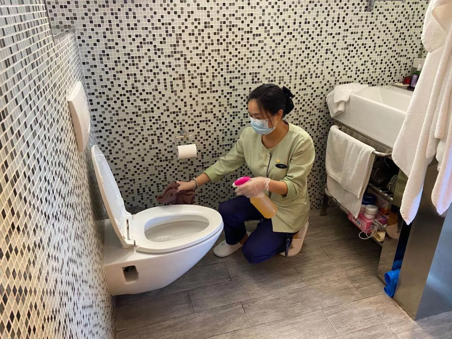 Bathroom in Modena by Fraser Putuo Shanghai