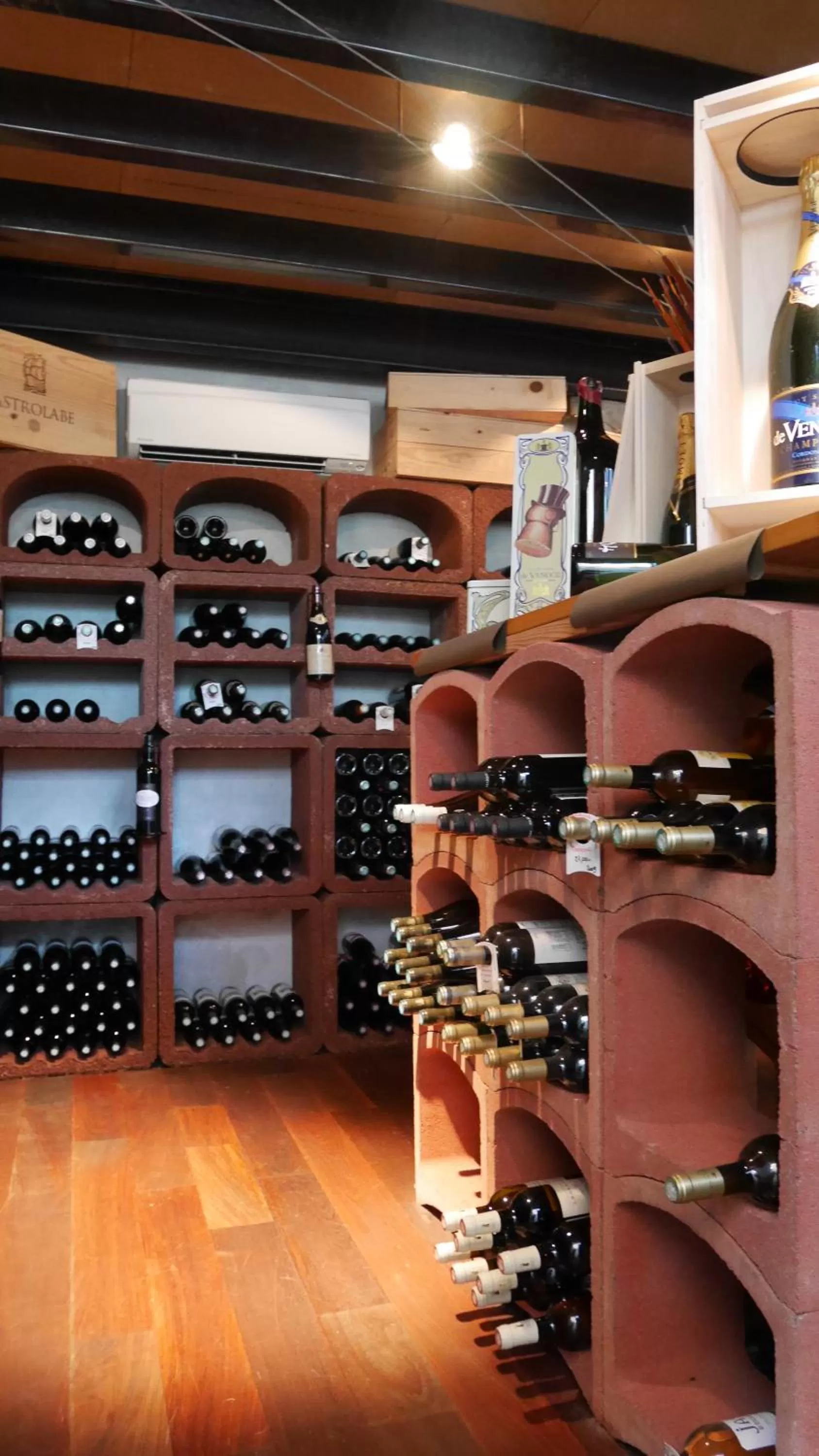 Lounge or bar in Hotel L'Hotan