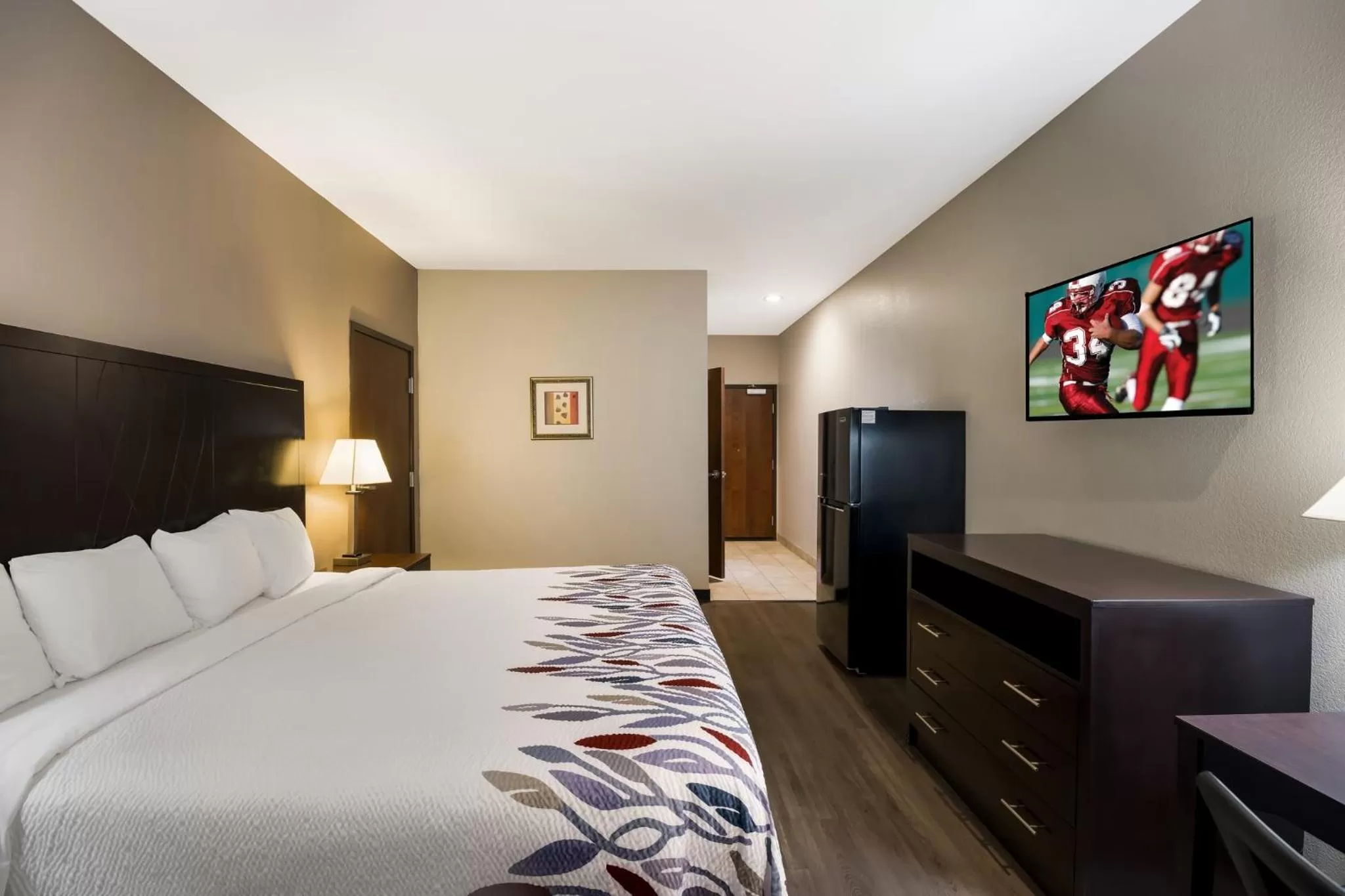 Photo of the whole room, Bed in Red Roof Inn Pecos