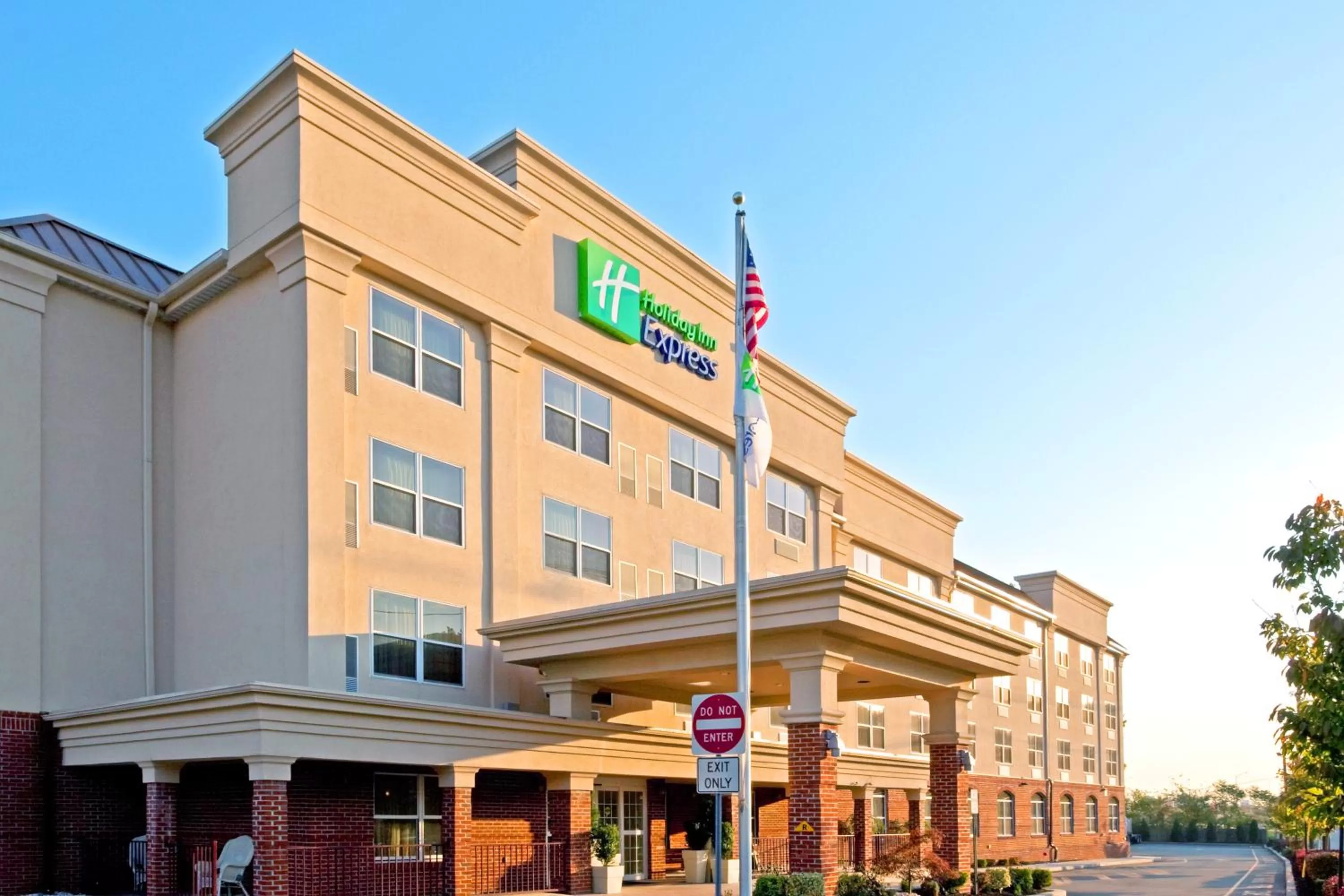 Property building in Holiday Inn Express Woodbridge by IHG