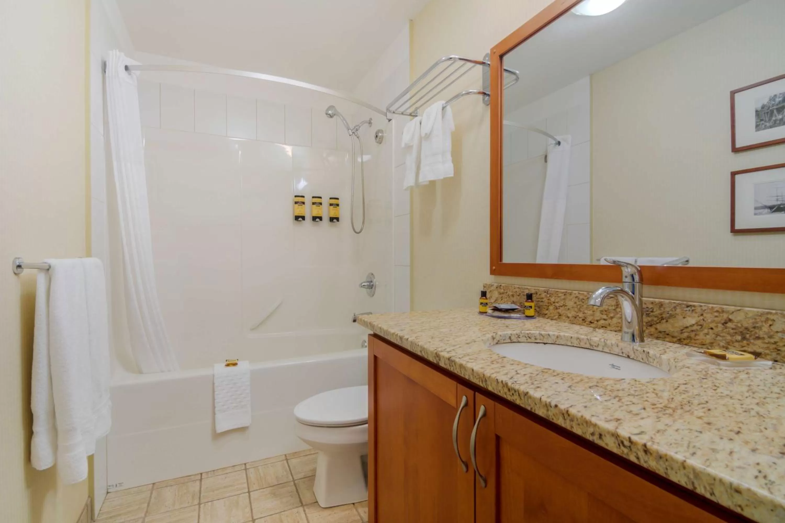 Bathroom in Best Western PLUS Chemainus Inn