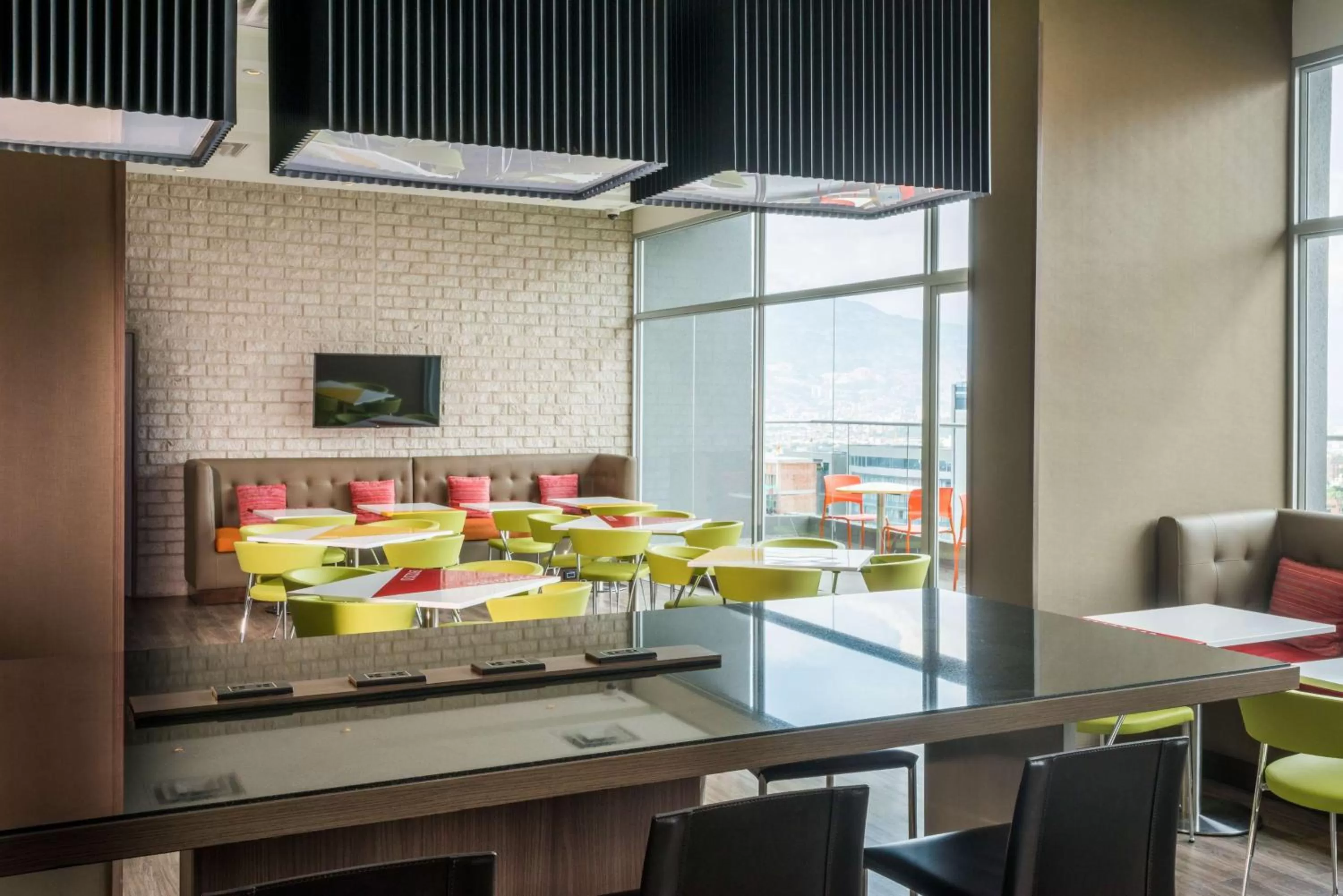 Dining area in Hampton by Hilton Medellin