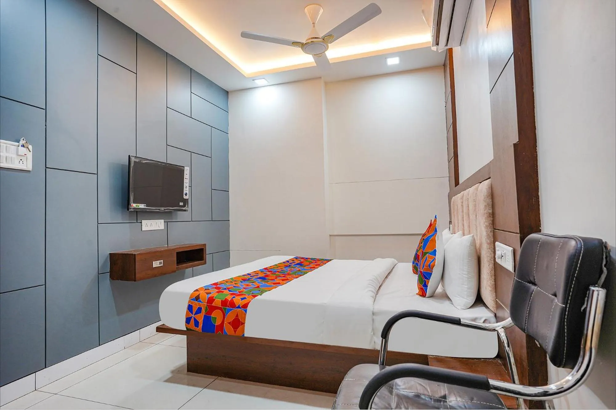 Communal lounge/ TV room, Bed in FabExpress Ritik