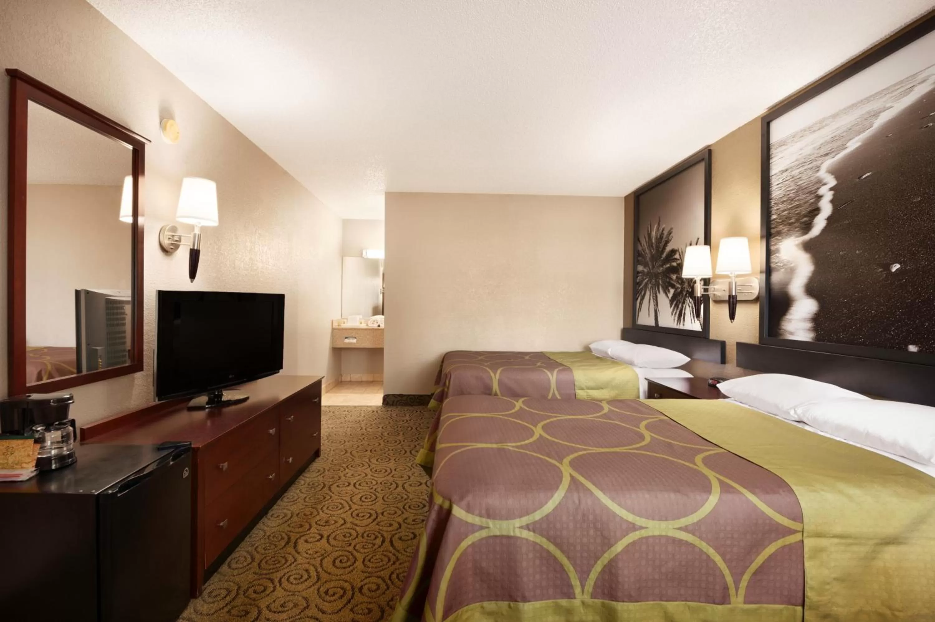 Bedroom, Bed in Super 8 by Wyndham Ormond Beach