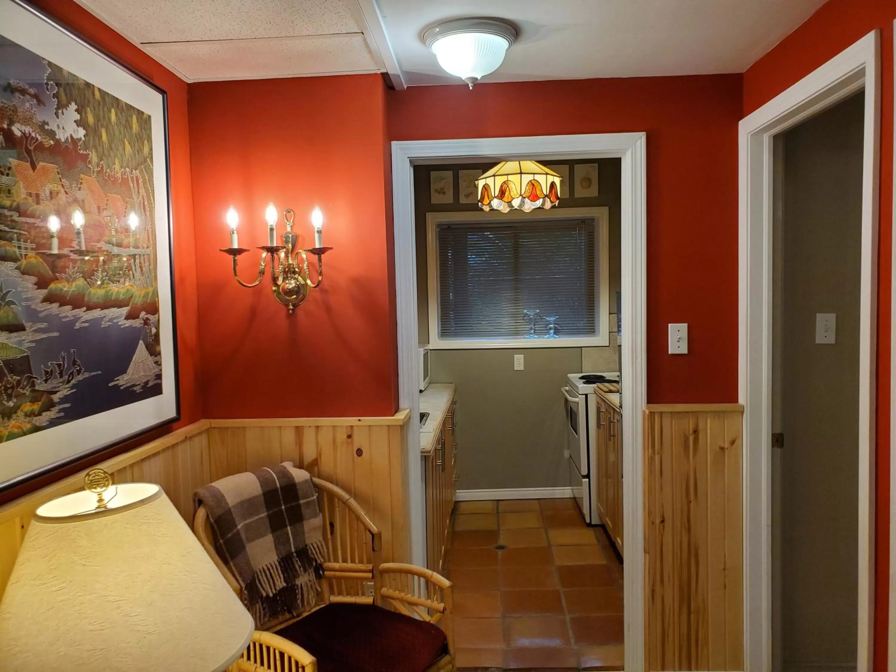 Communal lounge/ TV room in Shambhala Bed and Breakfast