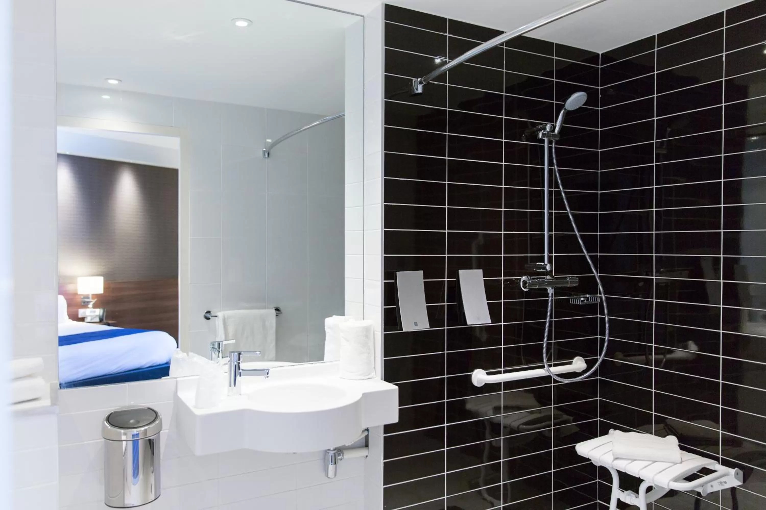 Bathroom in Holiday Inn Express Toulon - Est by IHG