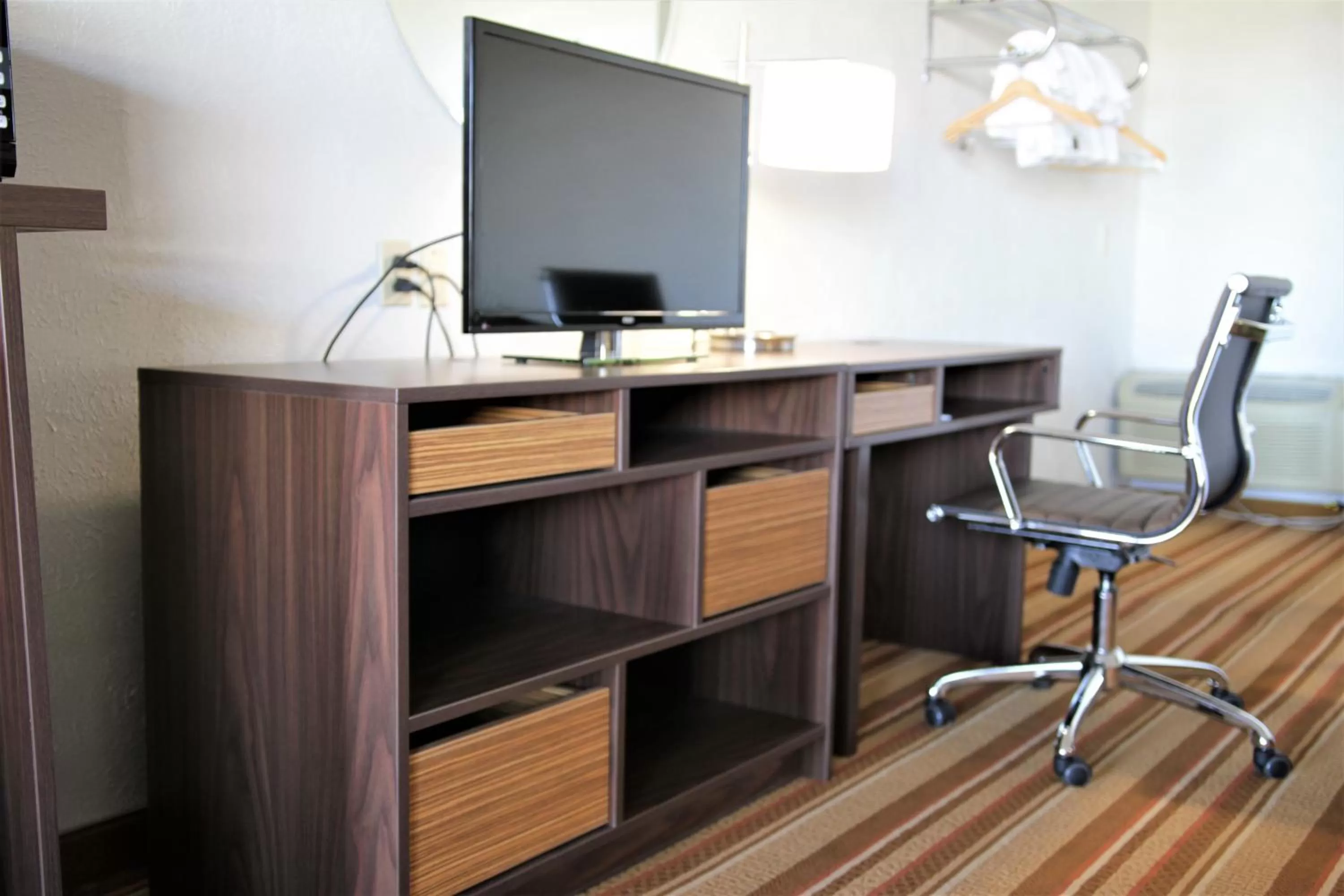 TV and multimedia in Super 8 by Wyndham Wells