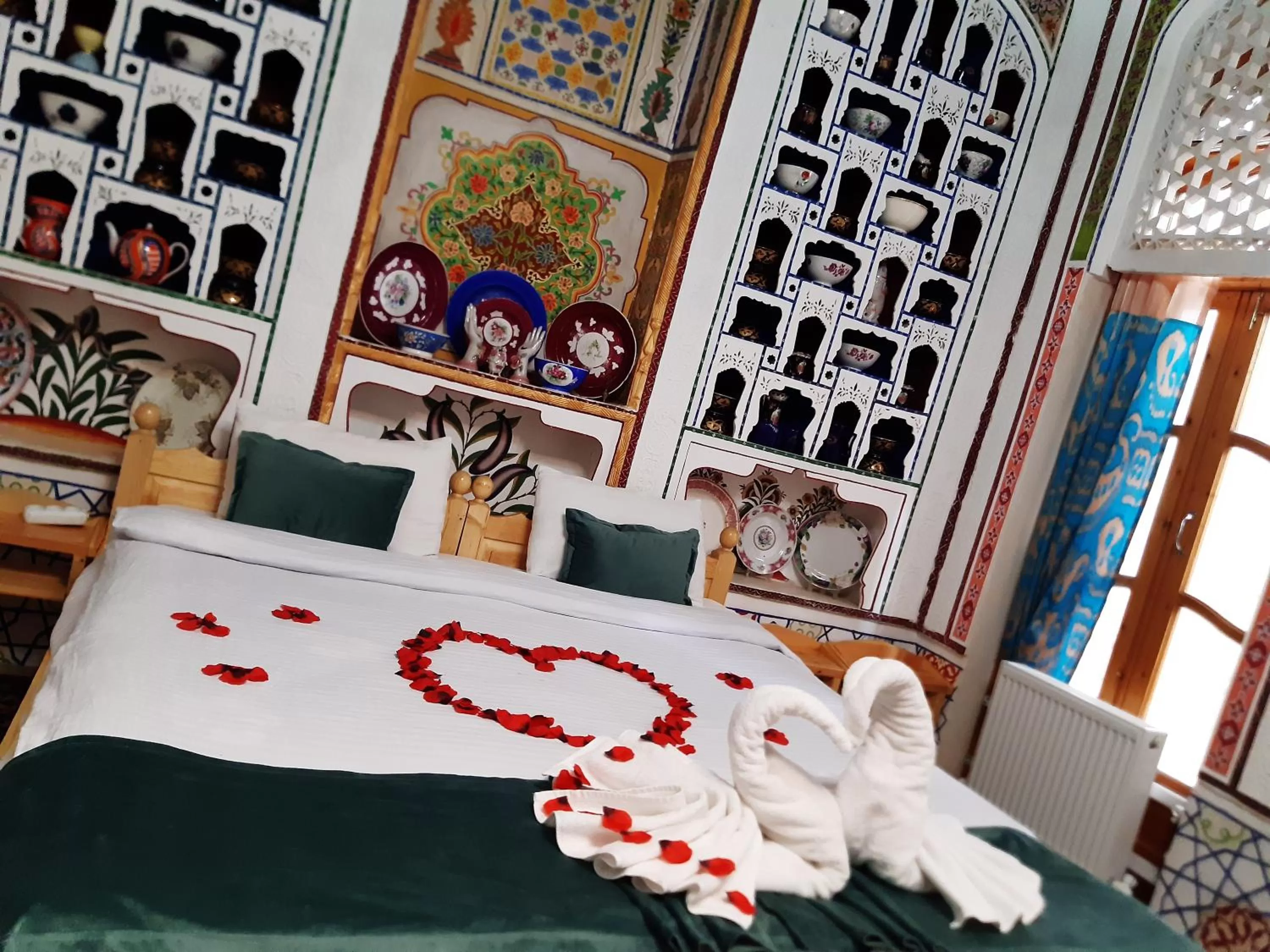 Bed in Risqiro'z Ancient Boutique Hotel