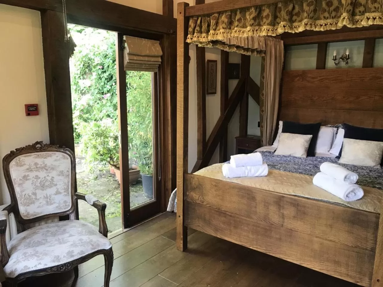 Bed in The Chequers Inn