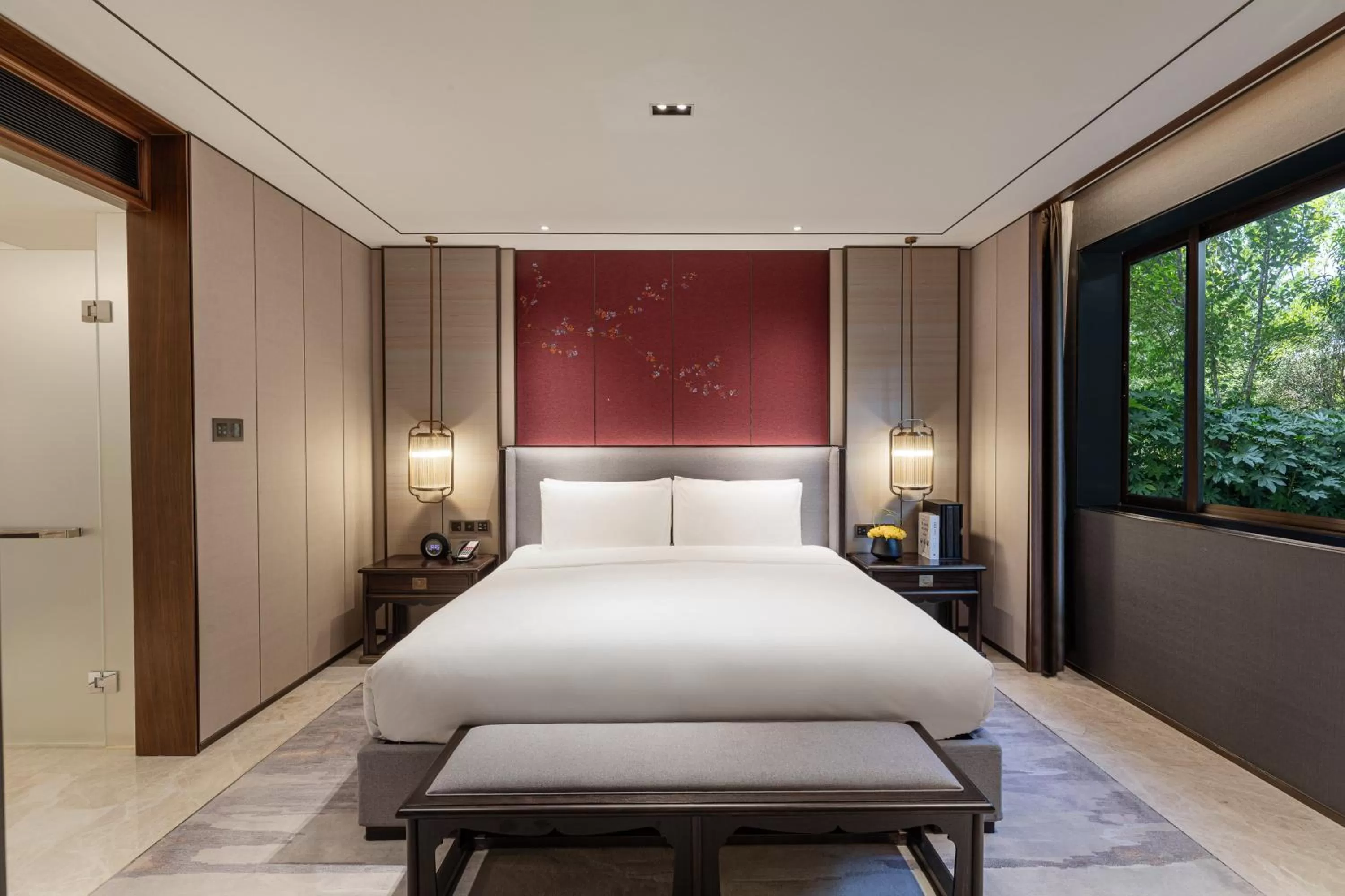 Photo of the whole room, Bed in HUALUXE Xi'an Tanghua by IHG