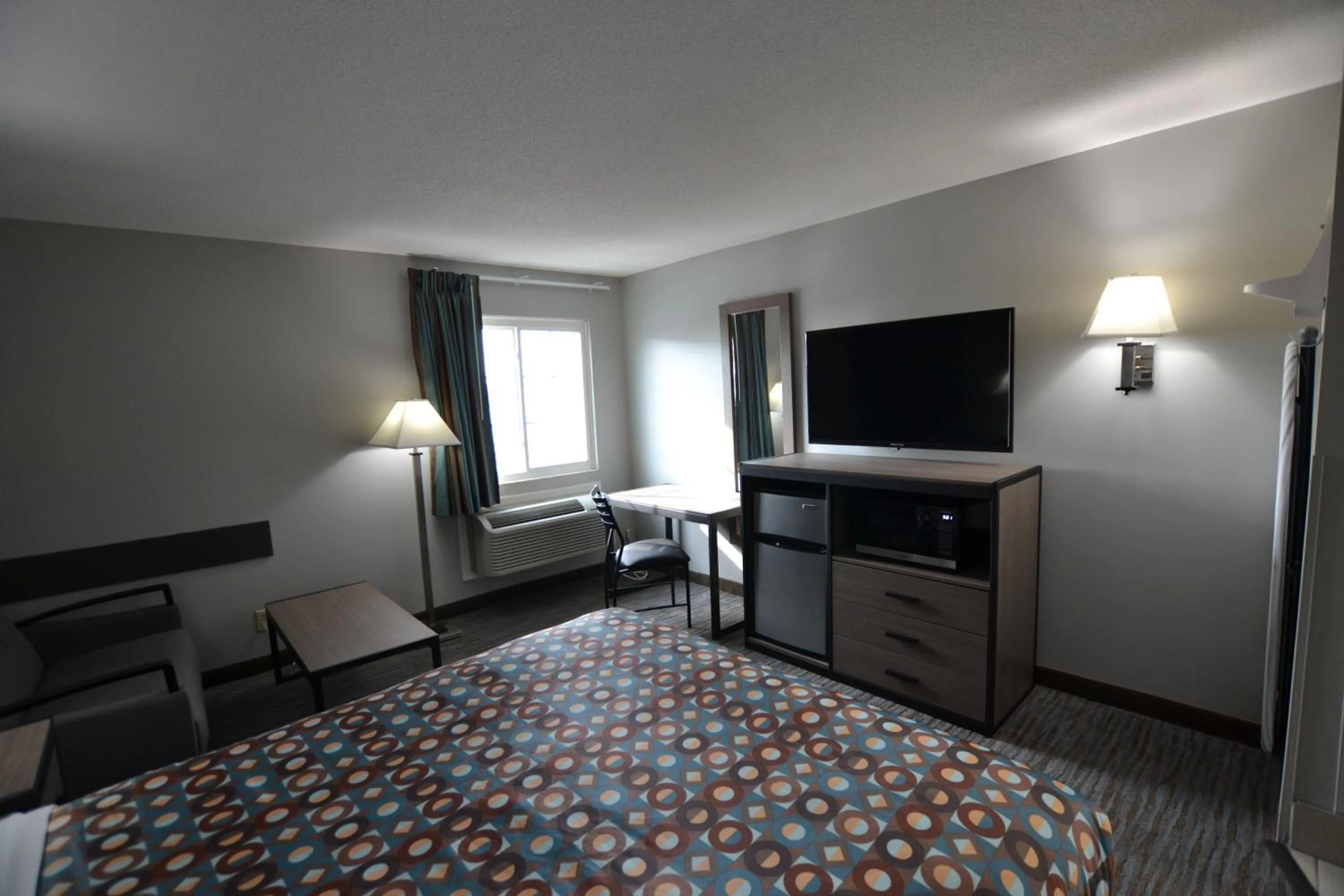 TV and multimedia, Bed in Countryside Inn & Suites Omaha East-Council Bluffs IA