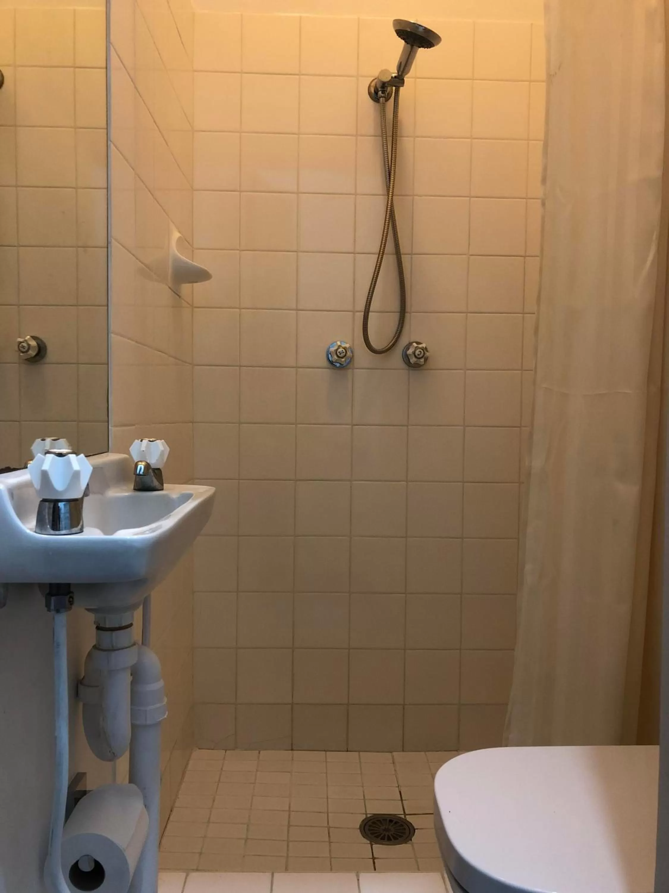 Shower in Hearty Center Motel