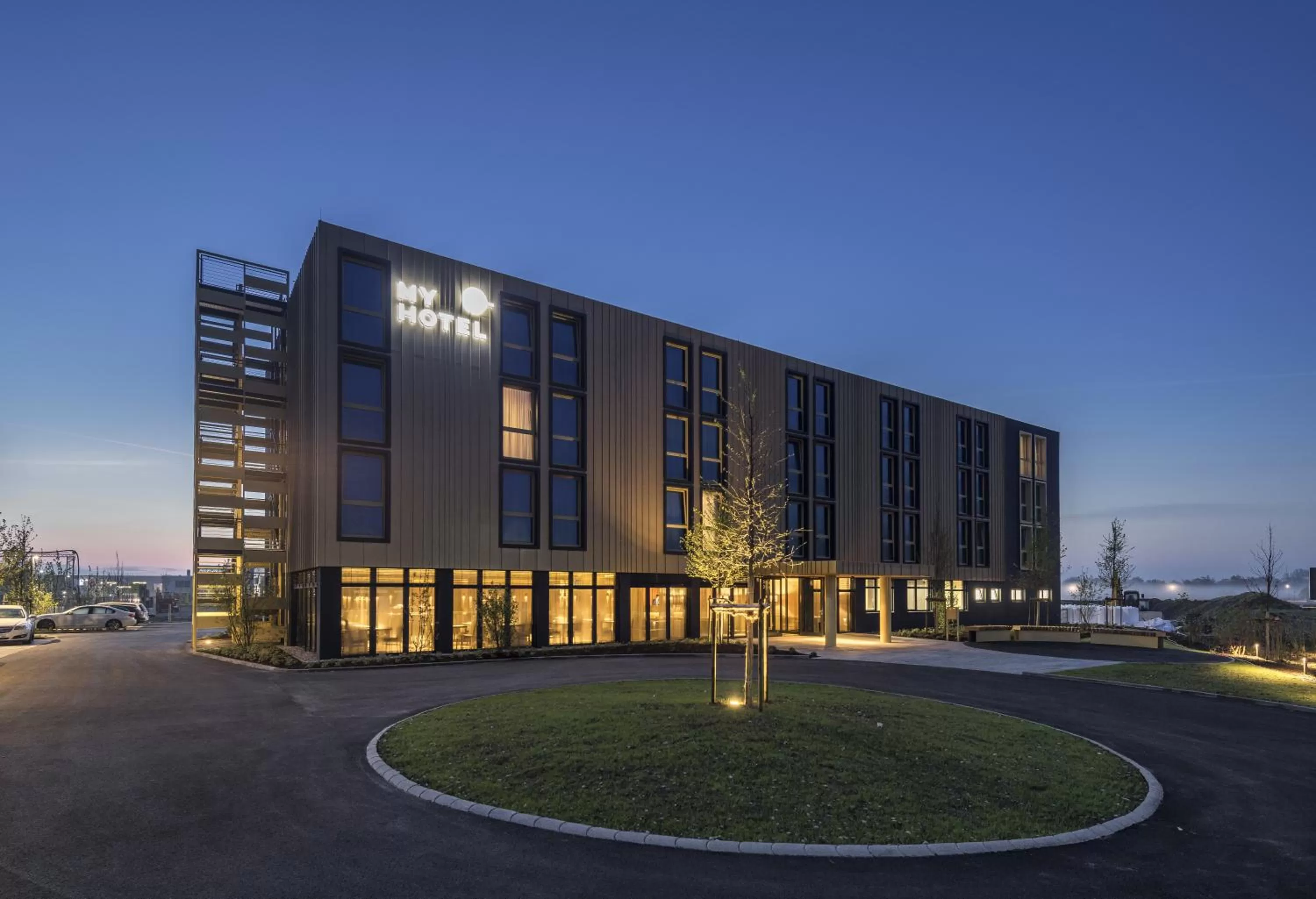 Facade/entrance in MYHOTEL München Olching