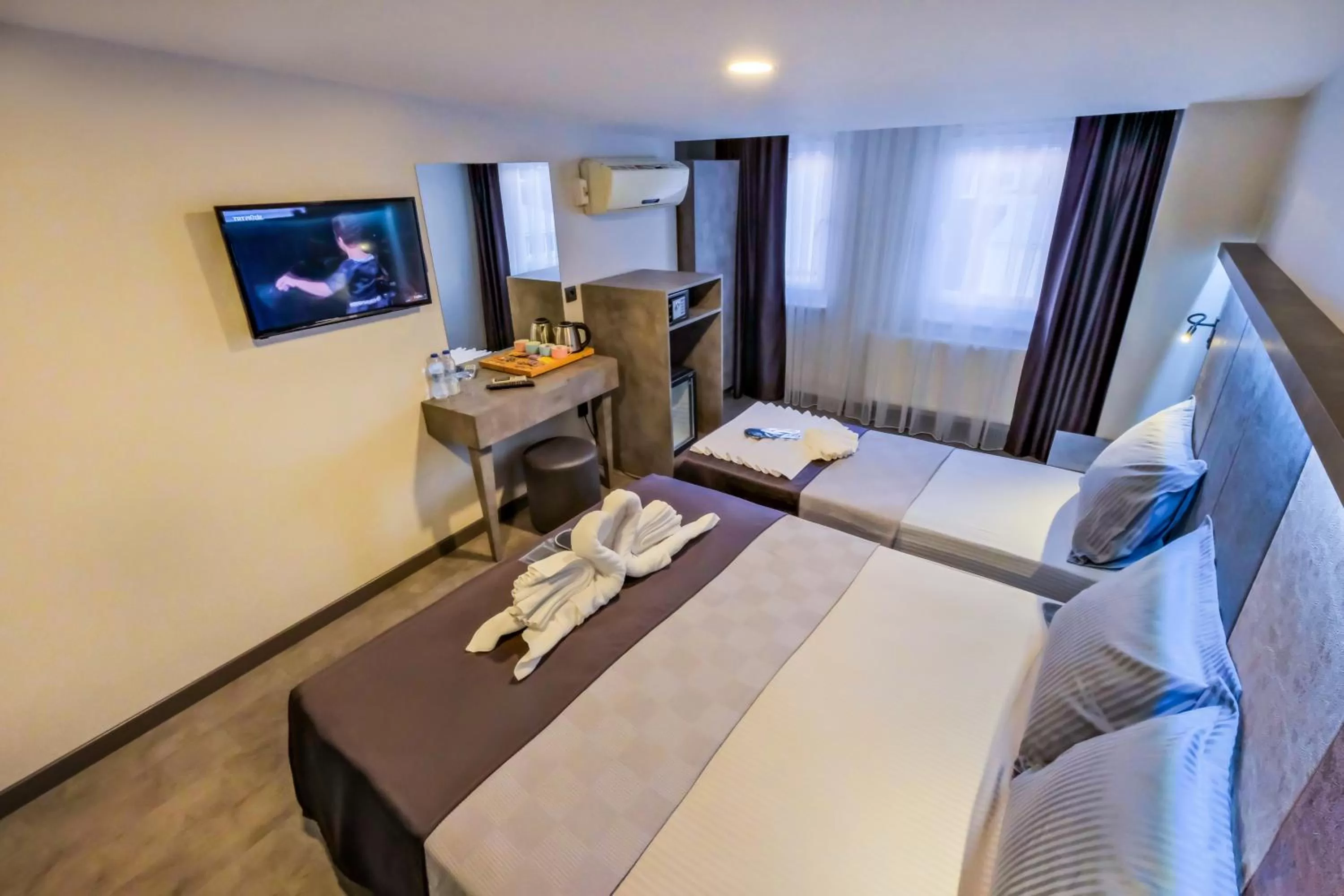 Photo of the whole room, Bed in The Queen Hotel