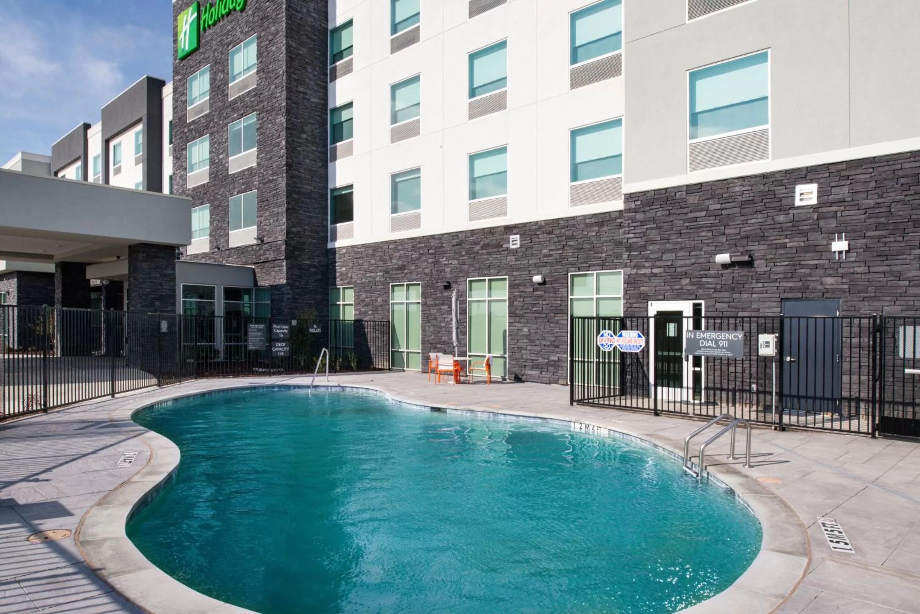 Swimming pool in Holiday Inn Fort Worth - Alliance by IHG
