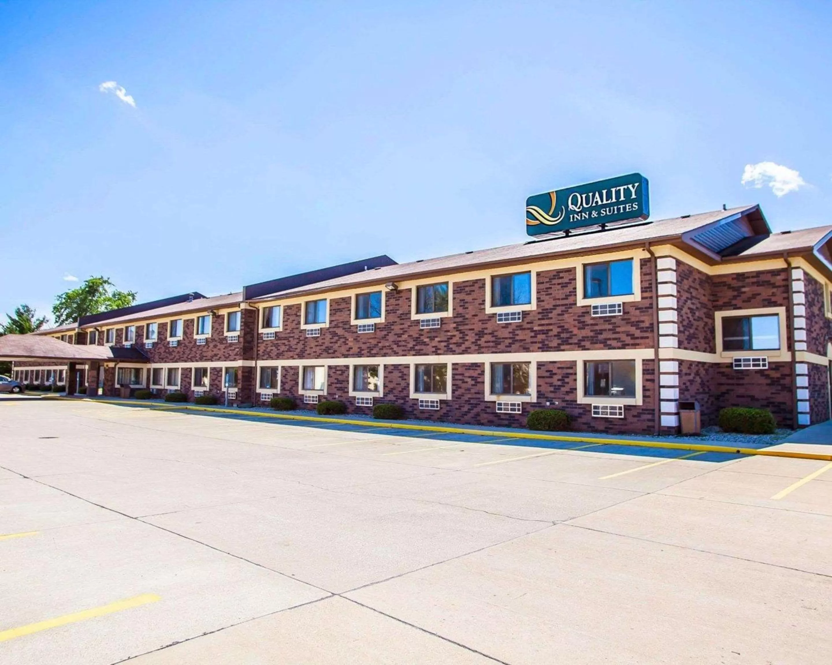 Property building in Quality Inn & Suites Champaign North - Urbana