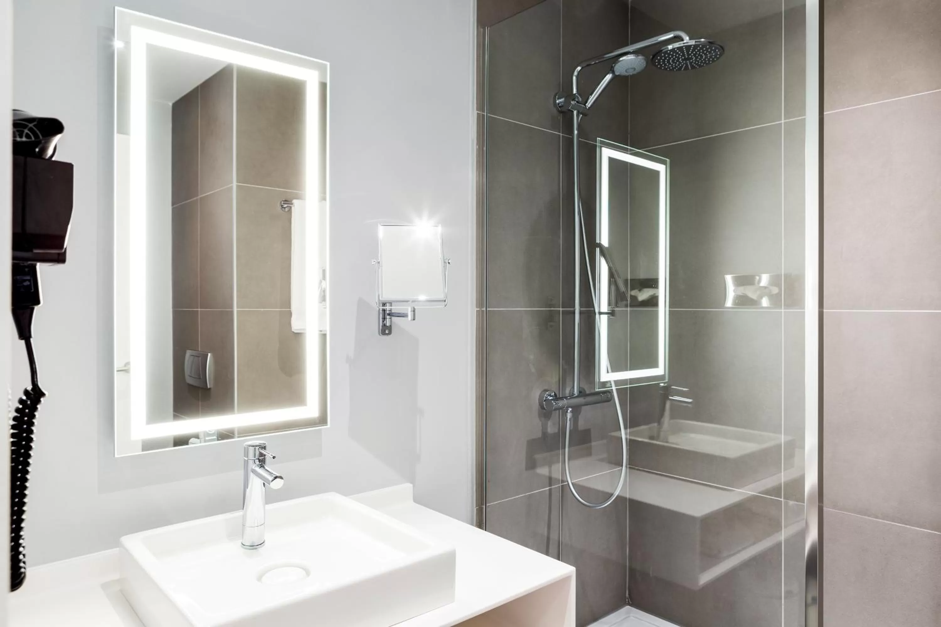 Shower in Novotel Campo De Las Naciones