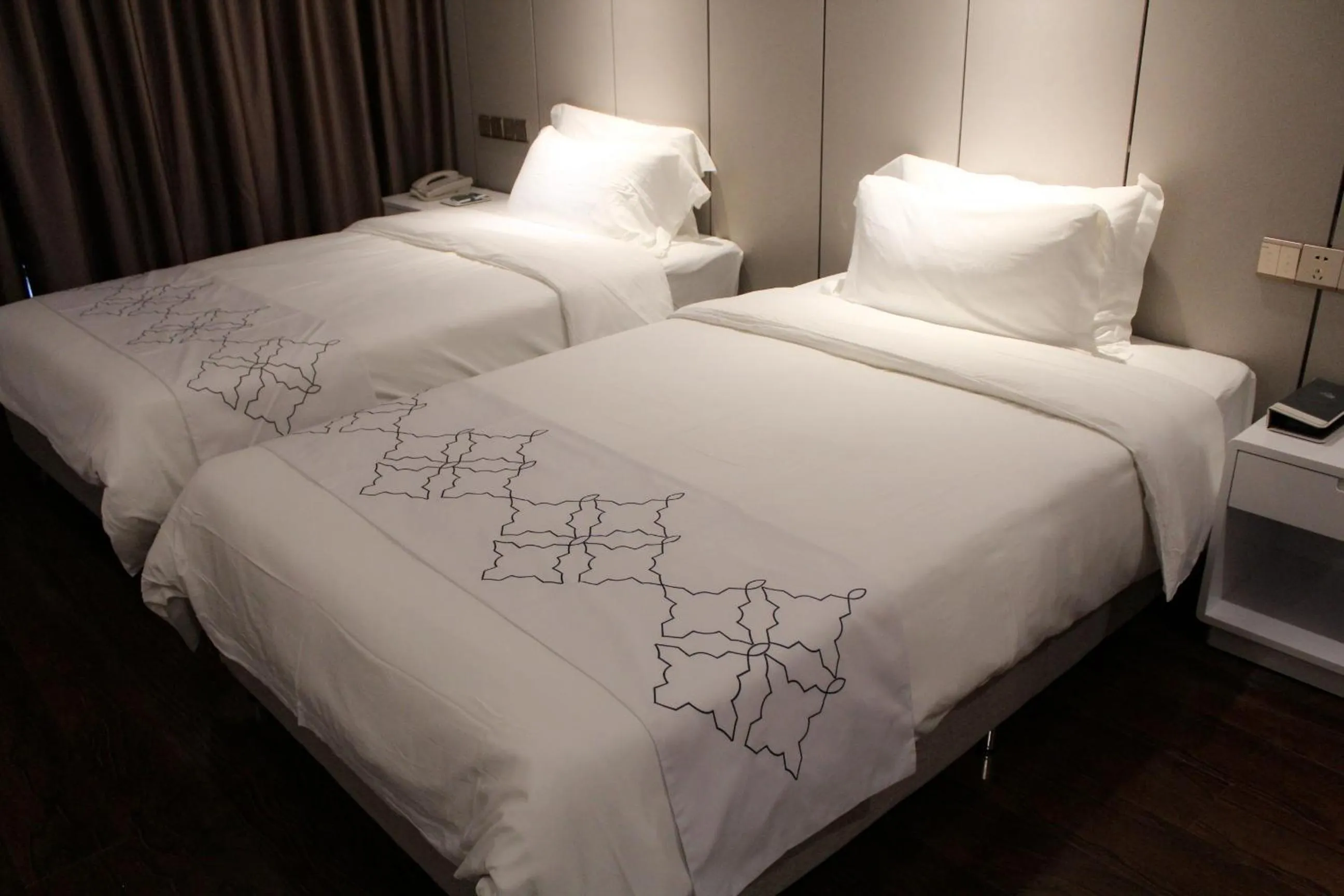 Decorative detail, Bed in Days Inn Business Place Goldwin Yantai