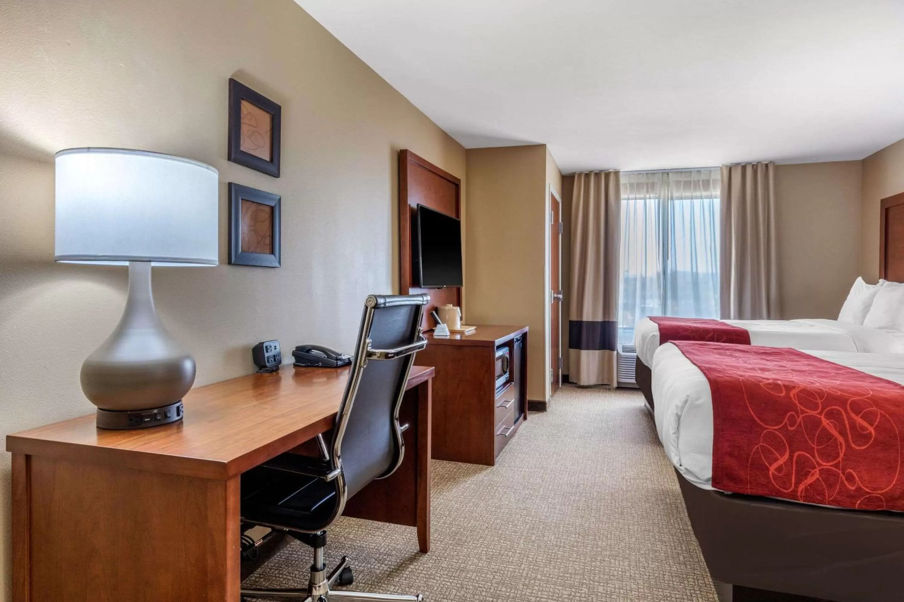 Photo of the whole room, Bed in Comfort Suites Pelham Hoover I-65