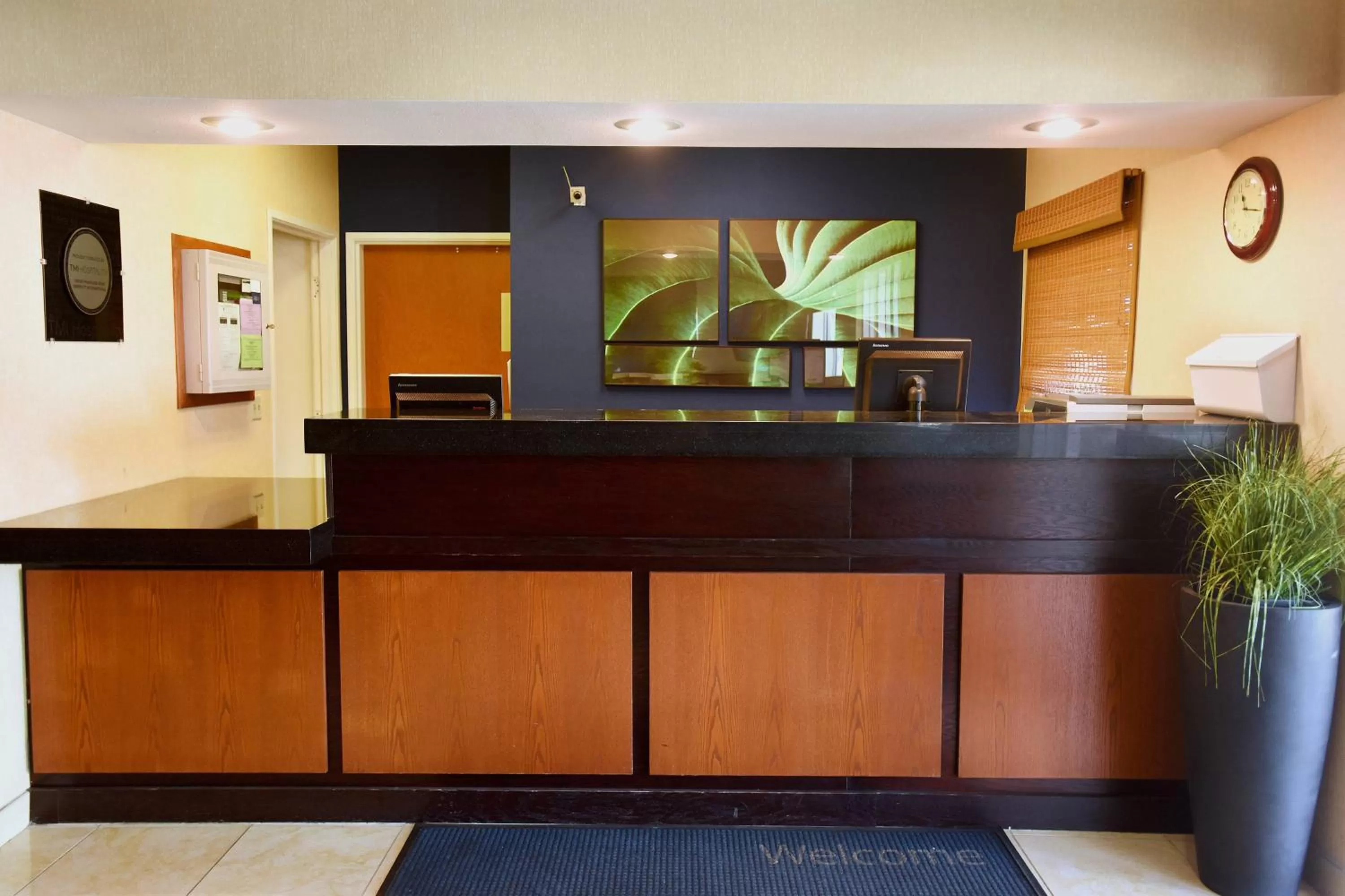 Lobby or reception in AmericInn by Wyndham Topeka