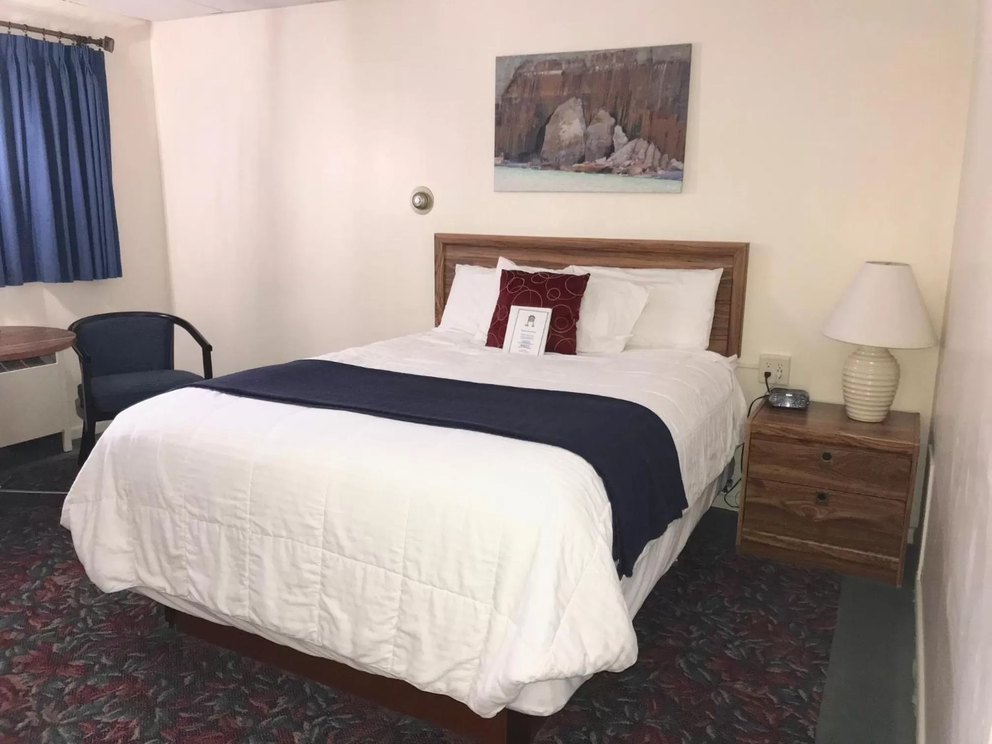 Bed in Cedar Motor Inn