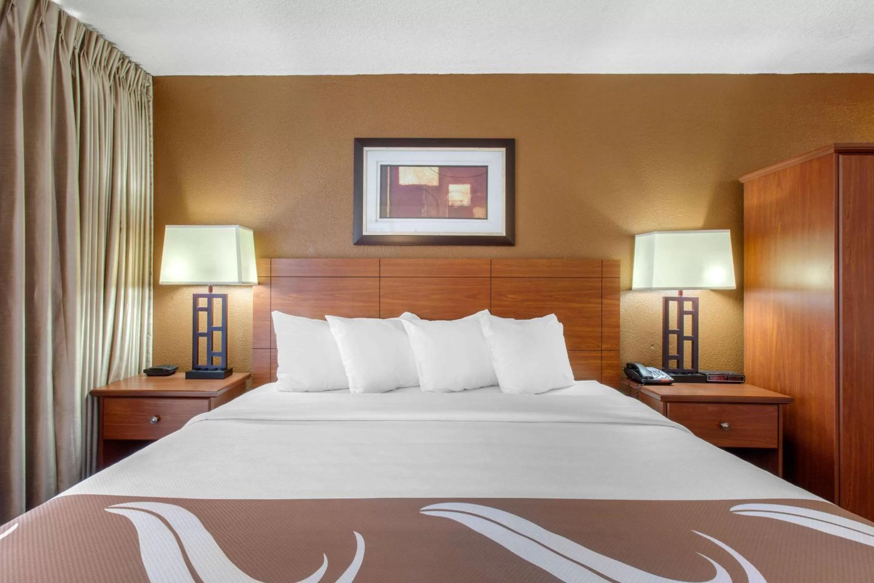 On site, Bed in Quality Inn View of Lake Powell - Page