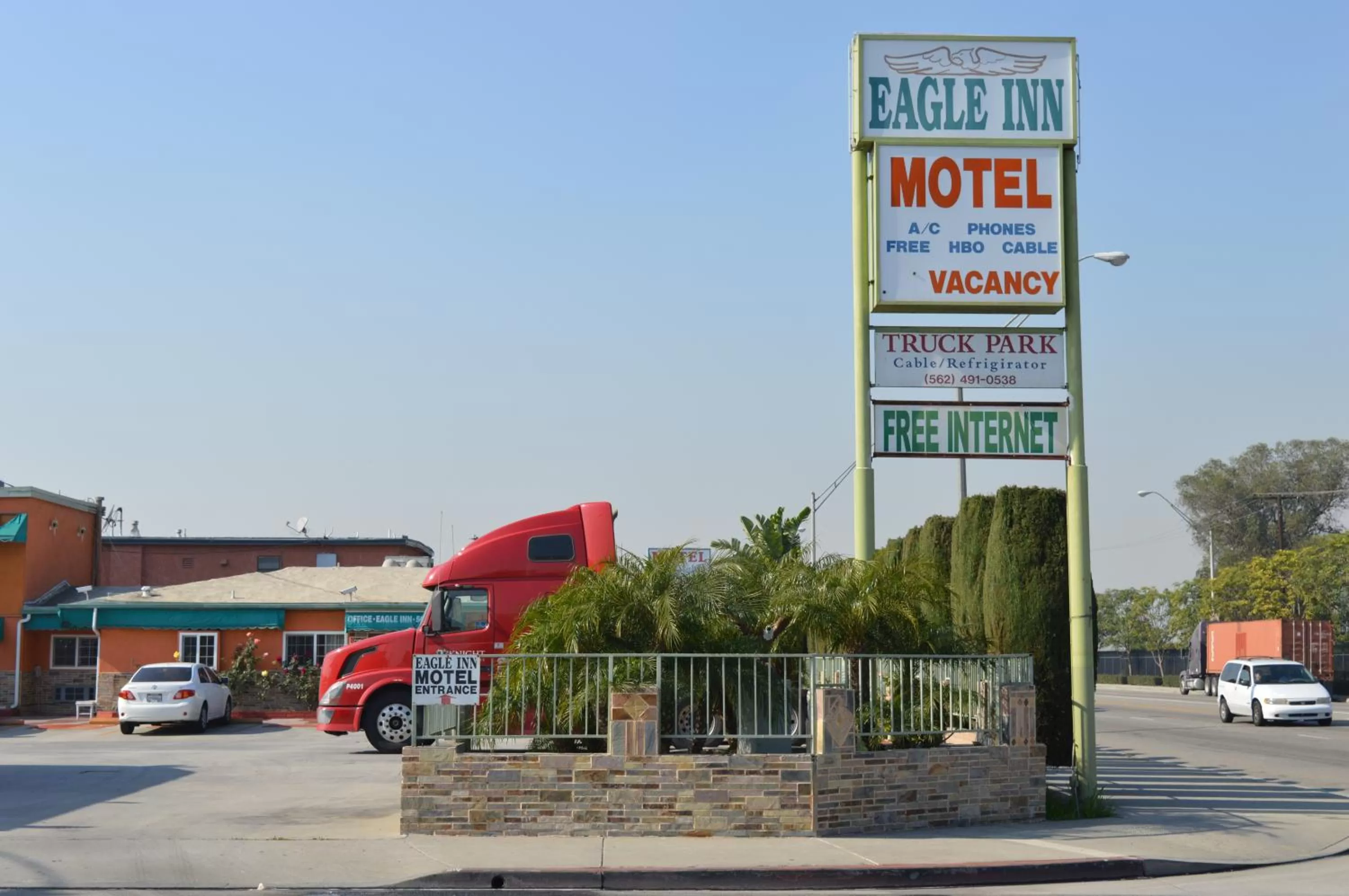 Facade/entrance in Eagle Inn Motel