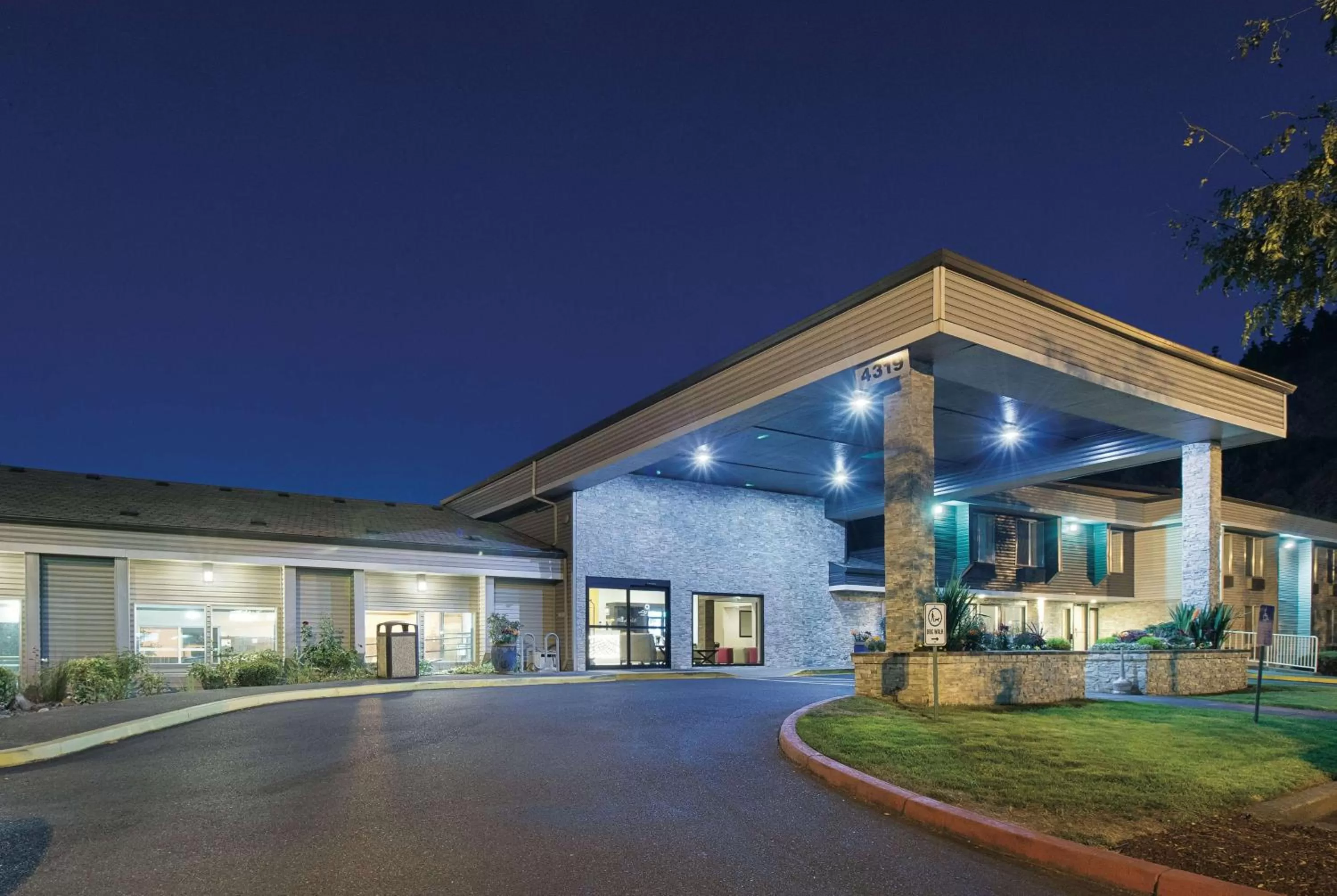 Property building in La Quinta by Wyndham Portland NW