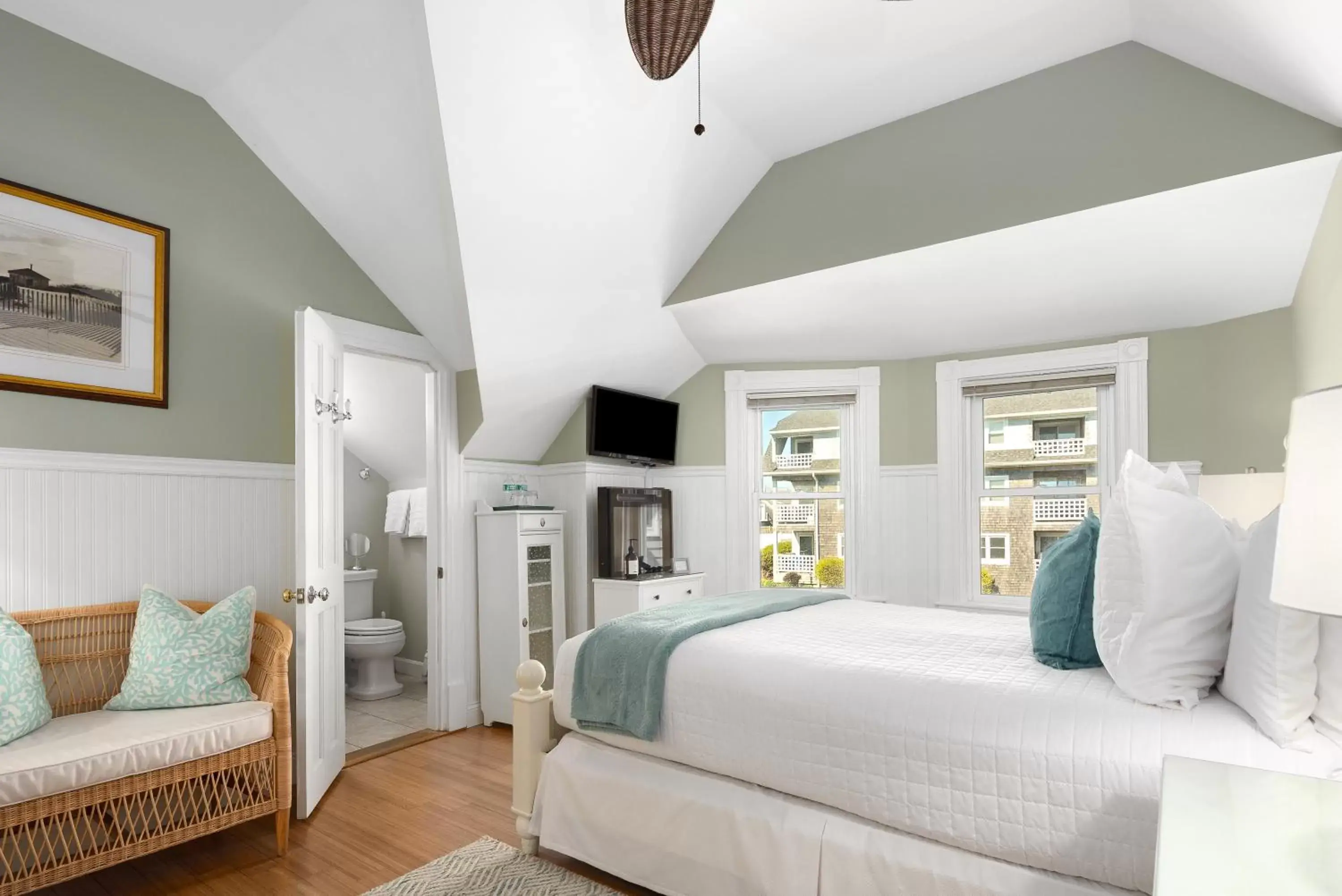 Deluxe Queen Room in Inn on the Sound Deluxe Queen Room in Inn on the Sound