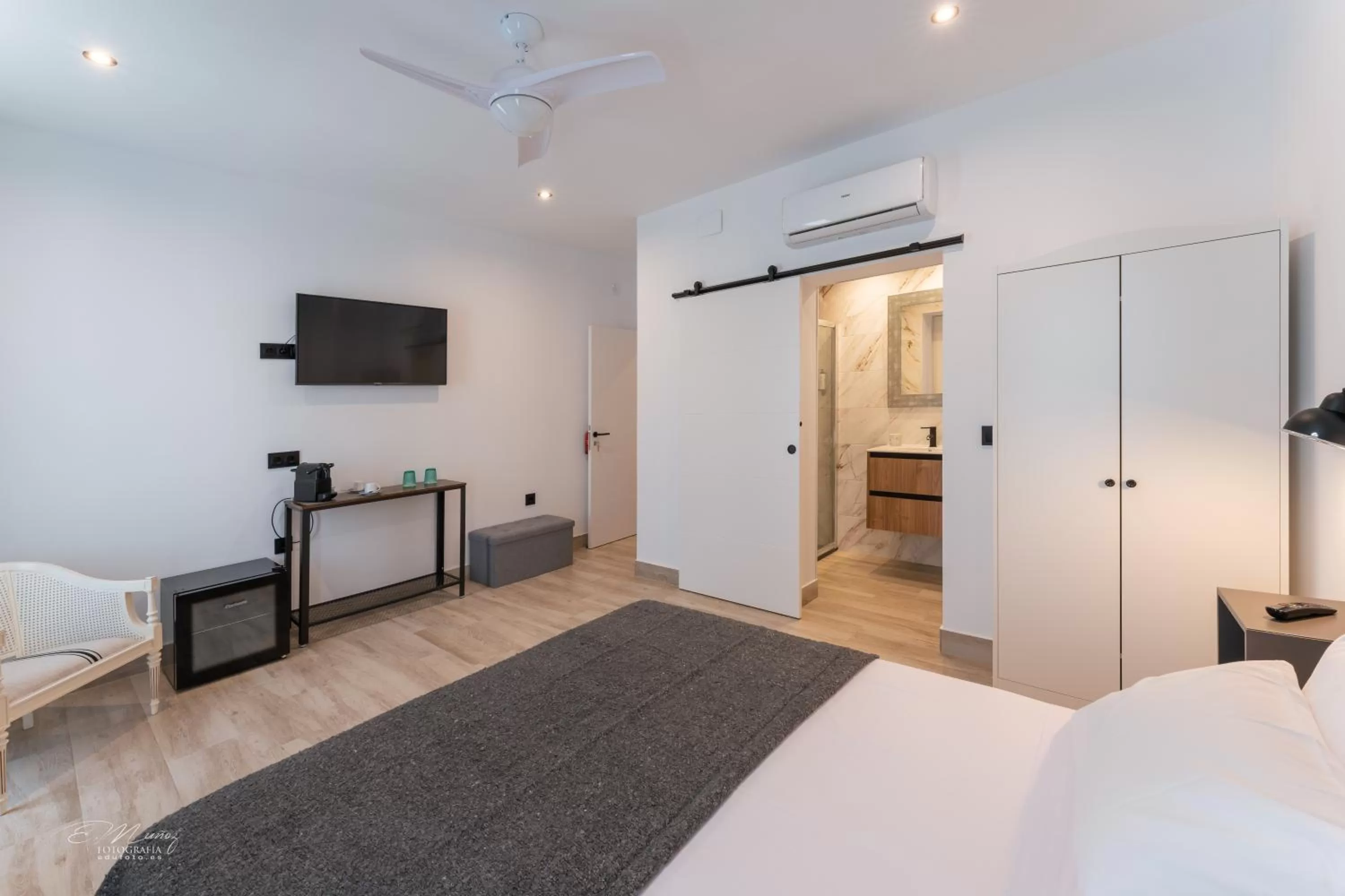 Photo of the whole room, TV/Entertainment Center in La Posada del Teatro H Boutique