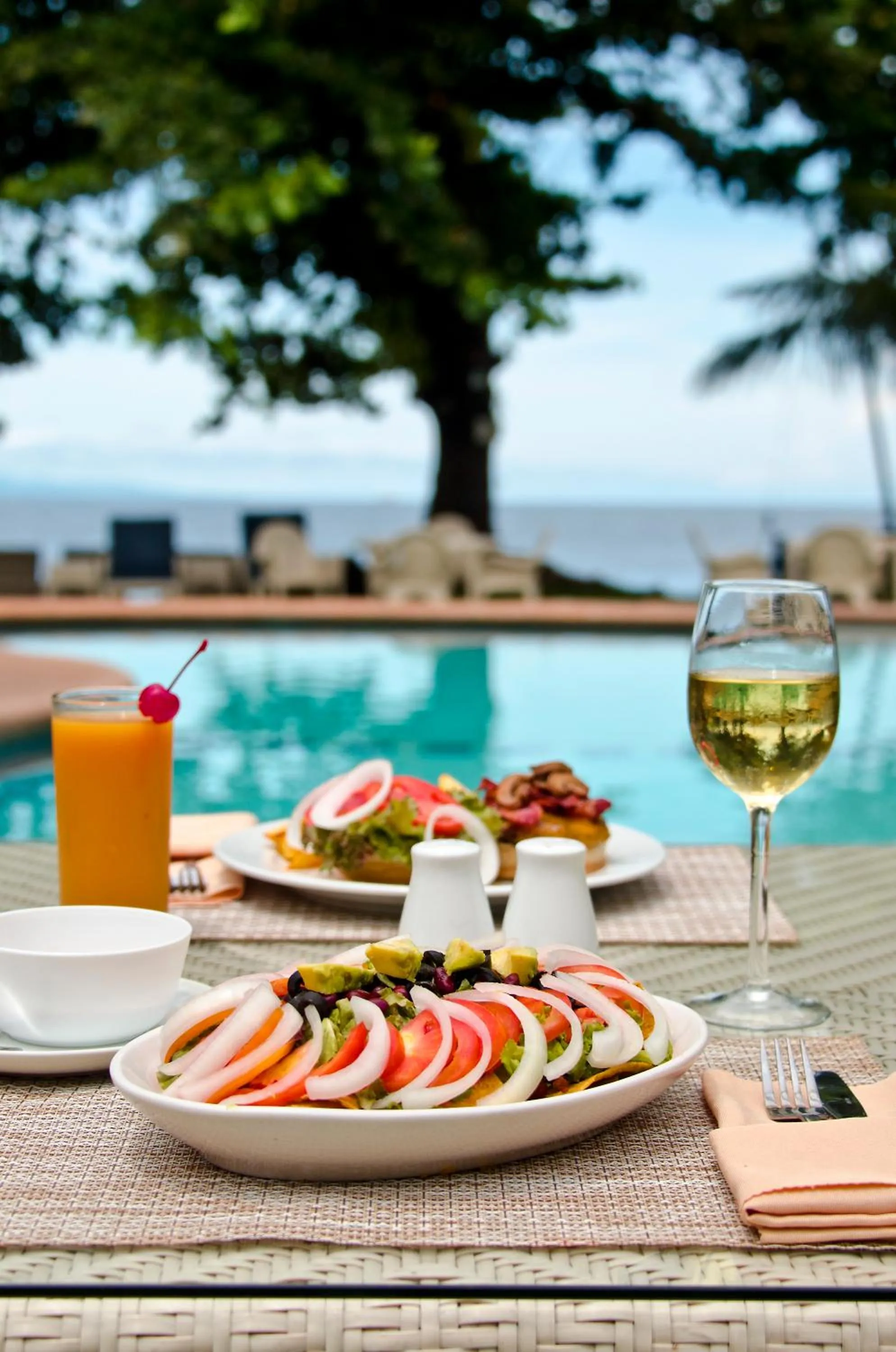 Restaurant/places to eat in Mike's Dauin Dive Resort