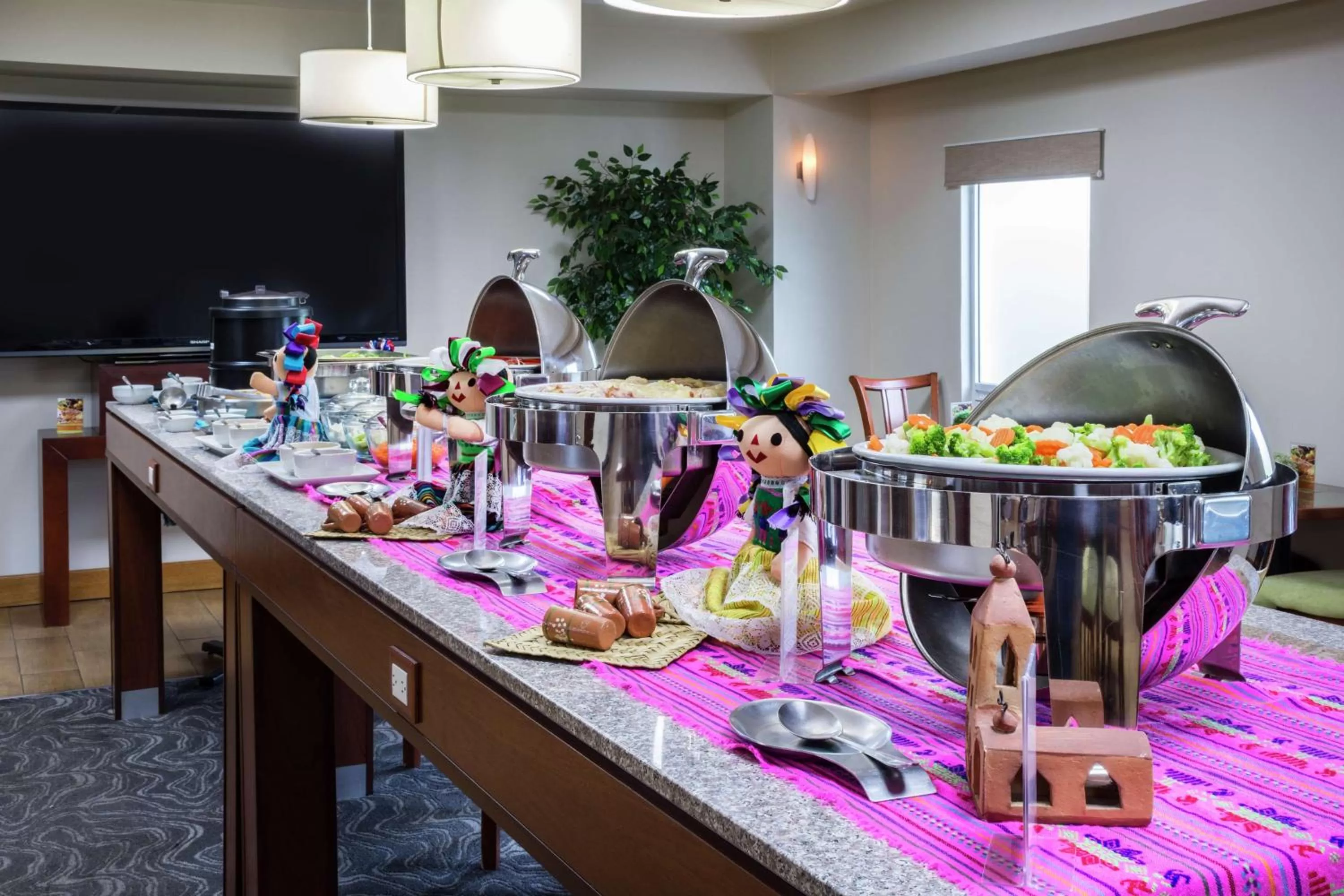 Dining area in Hampton by Hilton San Juan del Rio