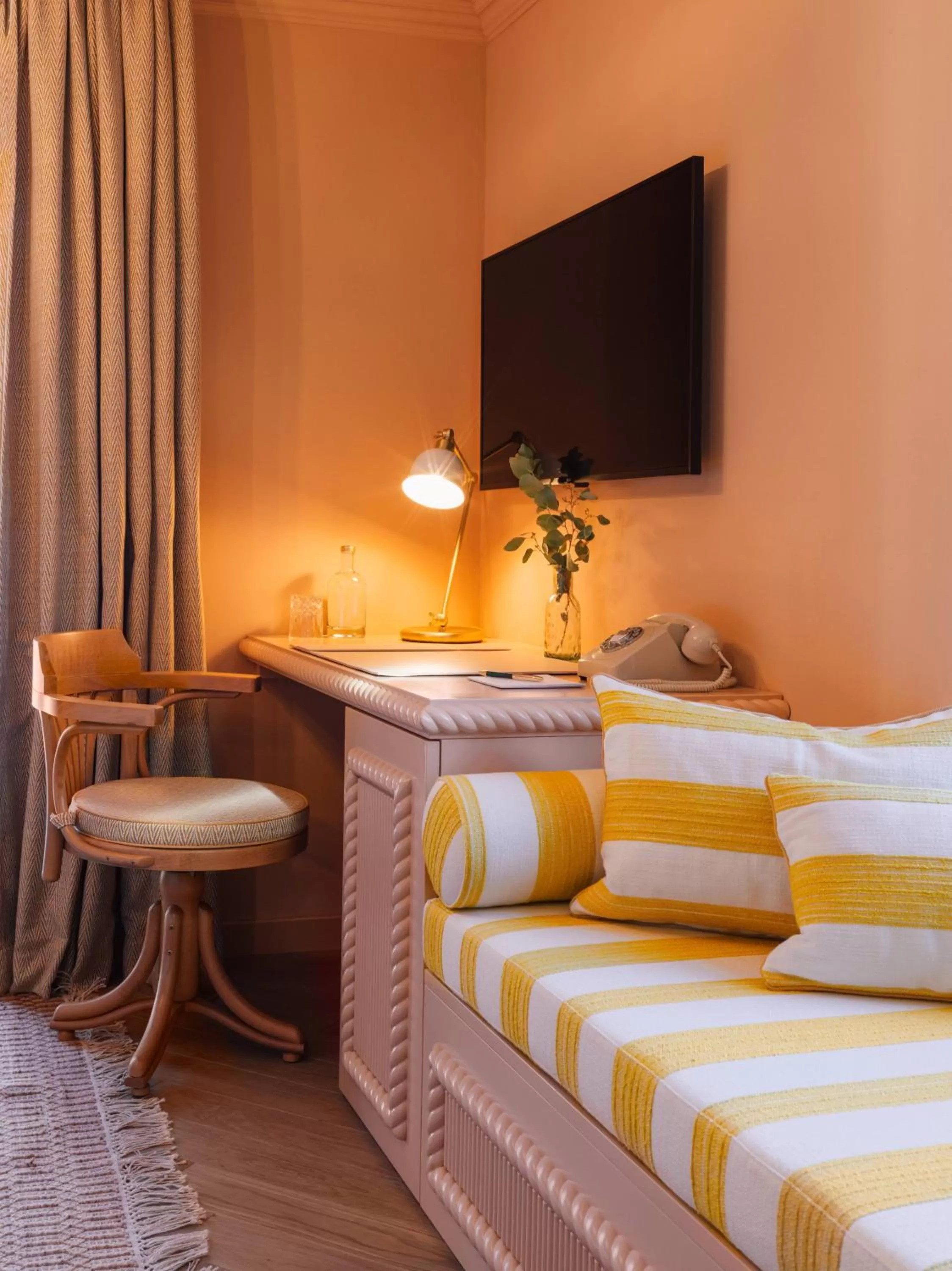 Seating area, Bed in BEAUSiTE Zermatt