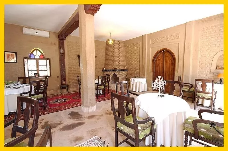 Restaurant/places to eat in La Rose Du Desert