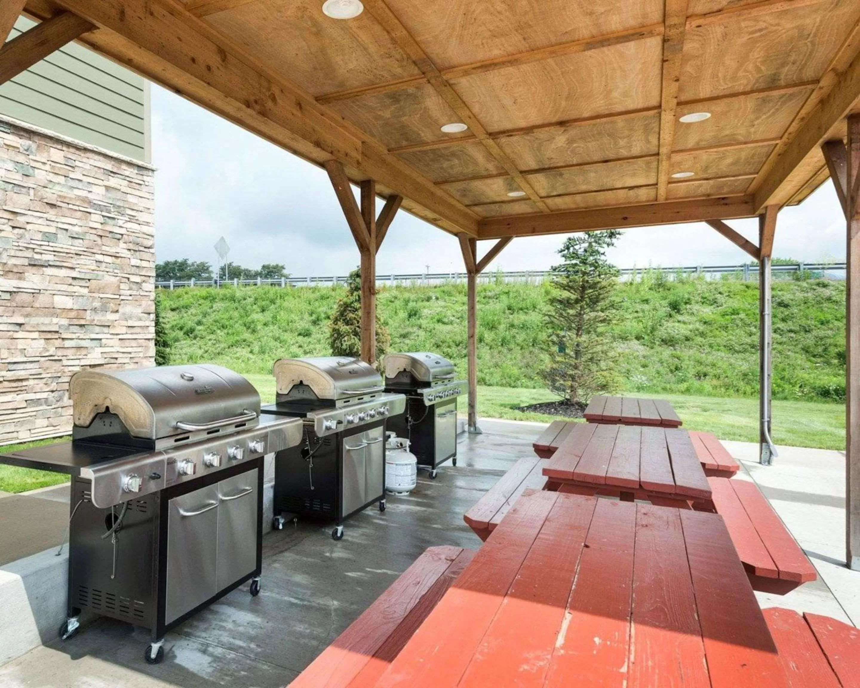 BBQ facilities in Suburban Studios Triadelphia - Wheeling at The Highlands