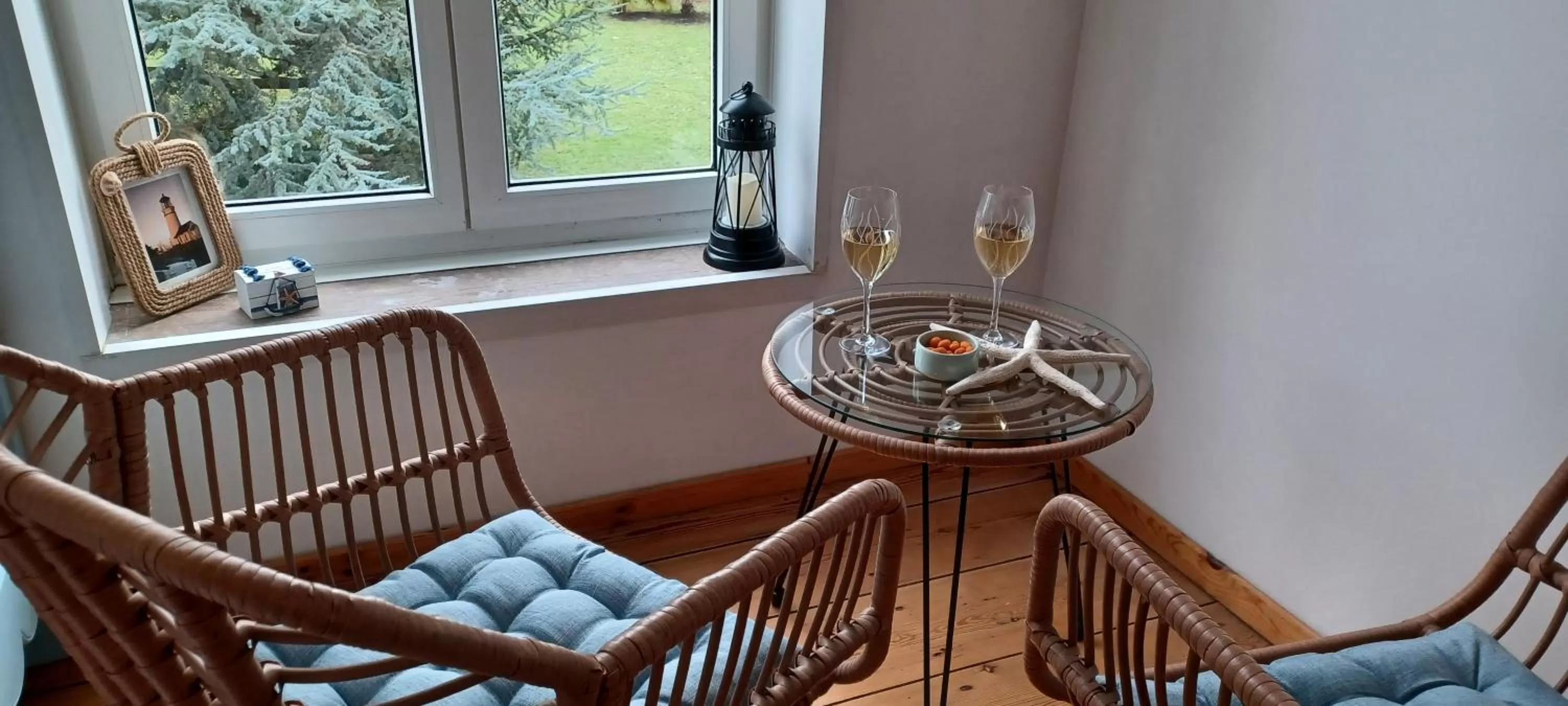 Seating area in La Carte Postale