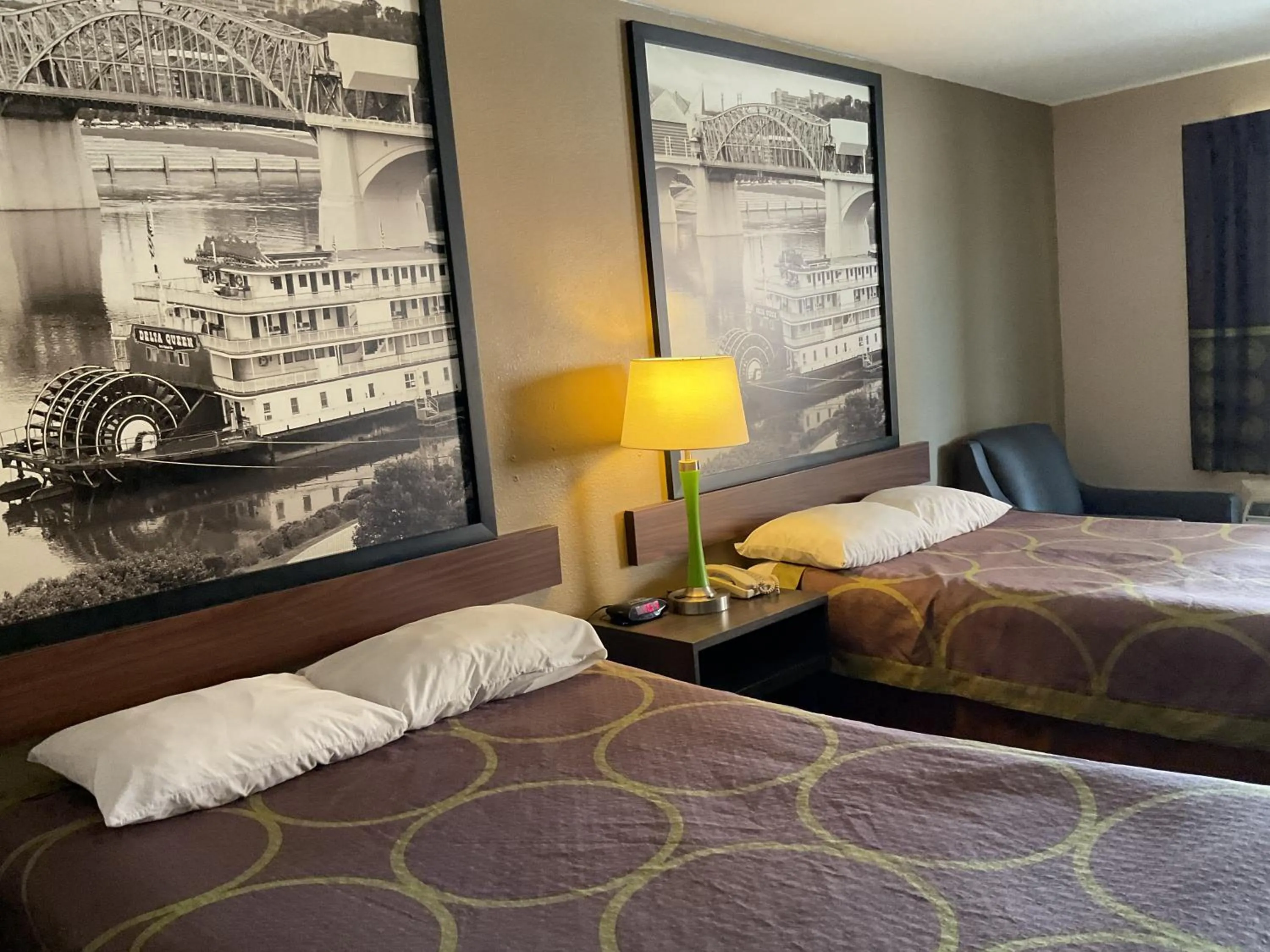 Bed in Super 8 by Wyndham Chattanooga/East Ridge