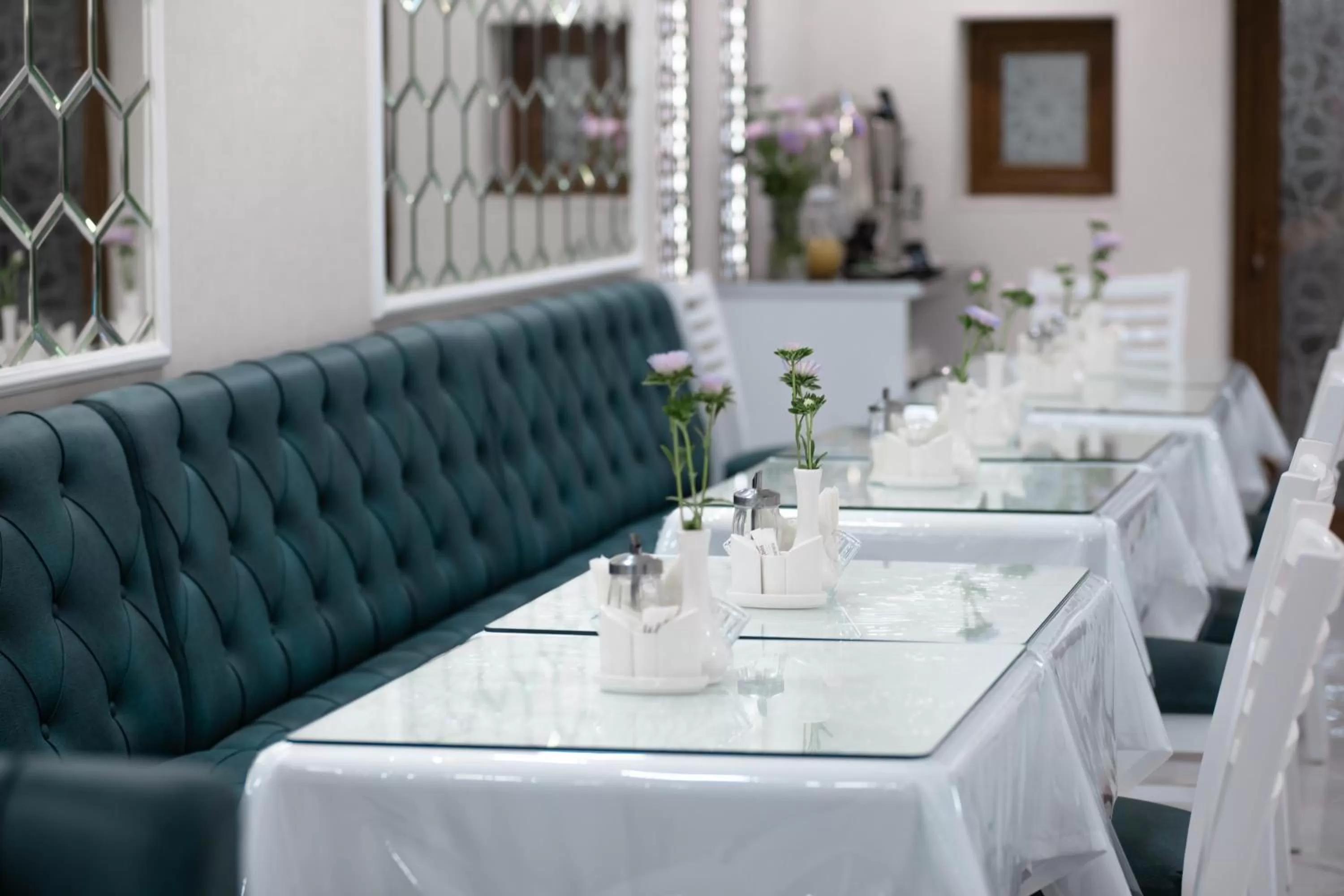 Restaurant/places to eat in Registon Saroy Hotel