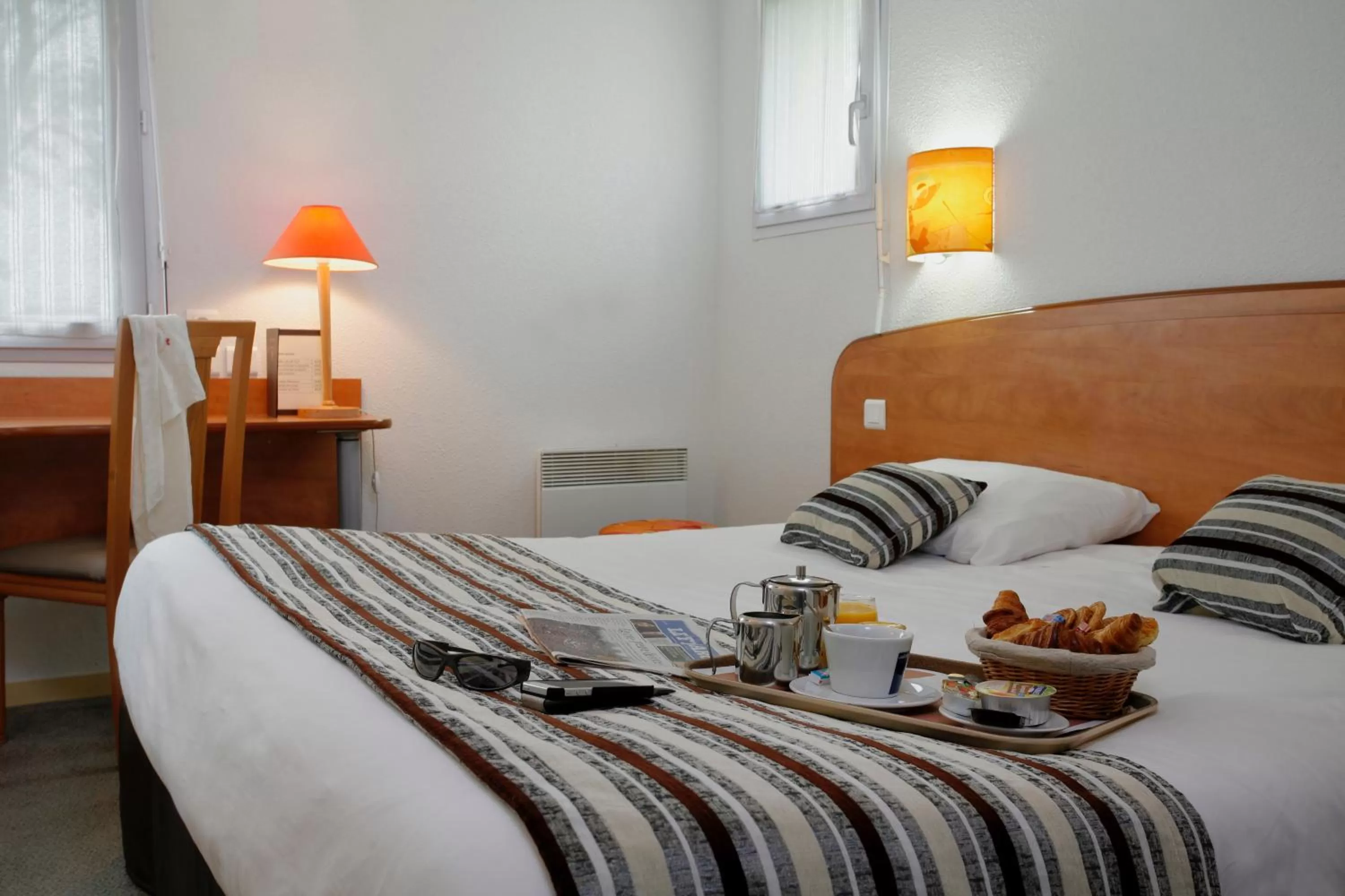 Photo of the whole room, Bed in Hôtel Novalis Quimperlé