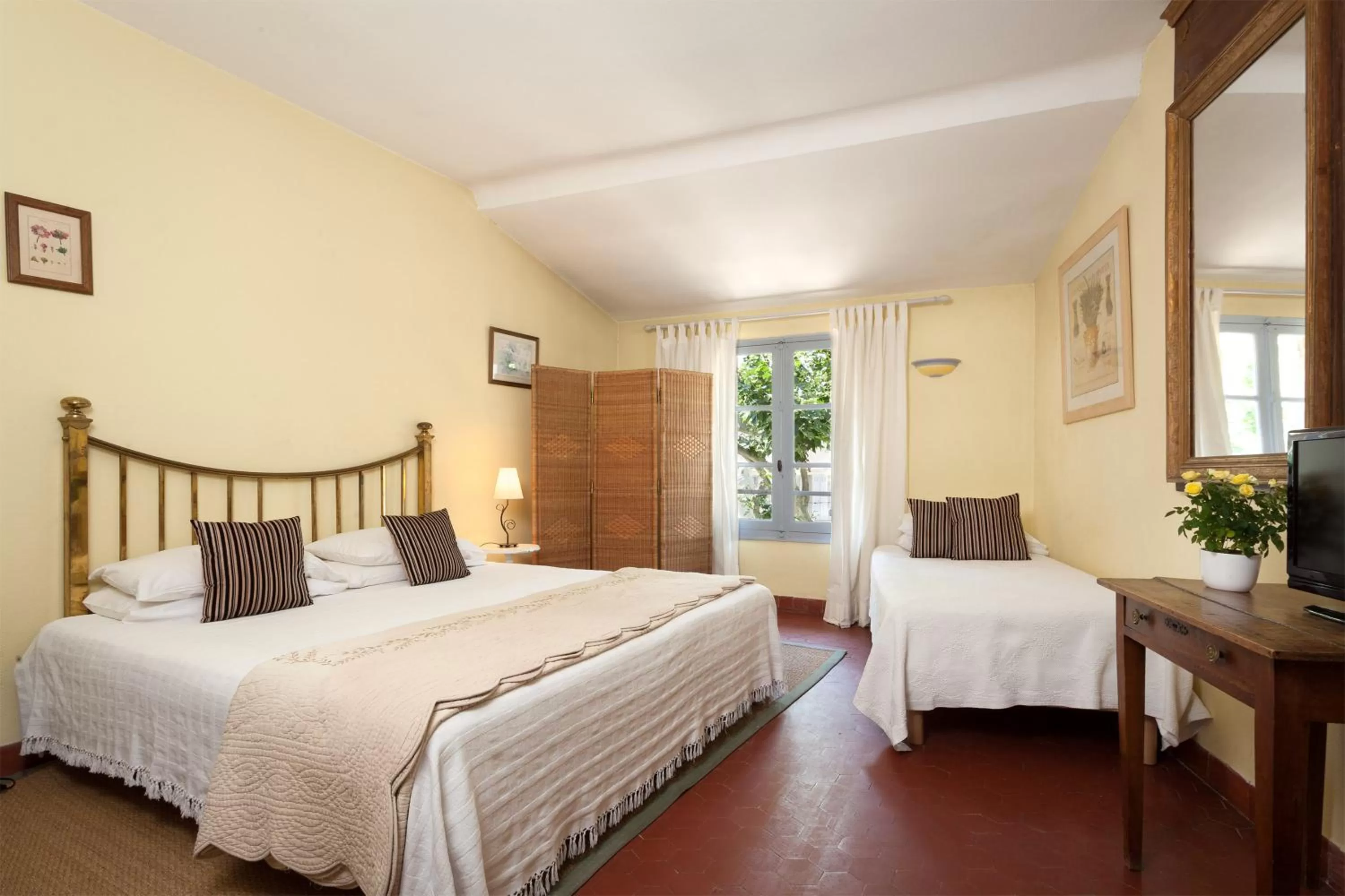 Photo of the whole room, Bed in Hotel De L'Atelier