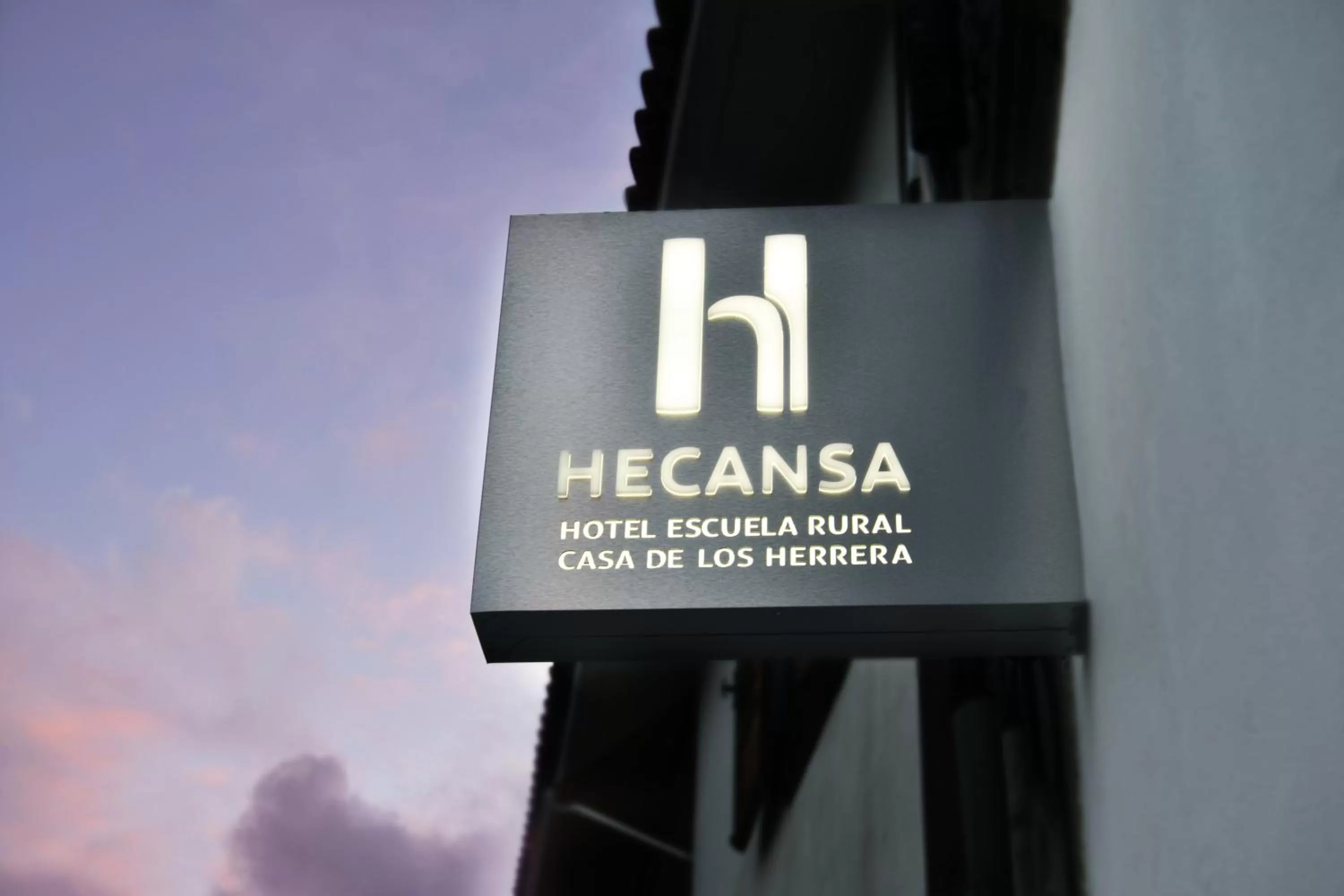 Property logo or sign in Hotel Escuela Rural Casa Los Herrera