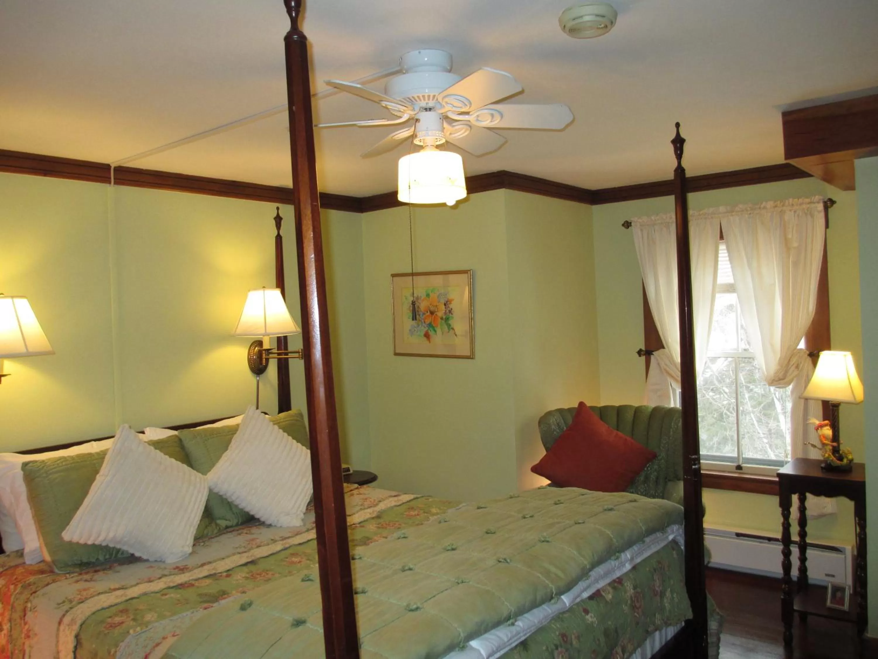 Bed in Follansbee Inn