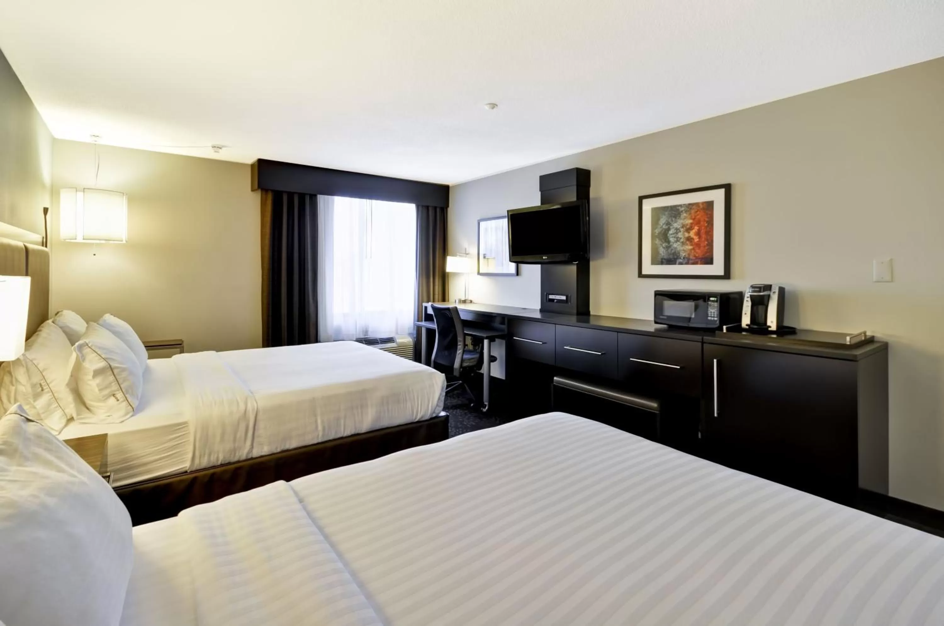 Photo of the whole room, Bed in Holiday Inn Express Romulus / Detroit Airport by IHG