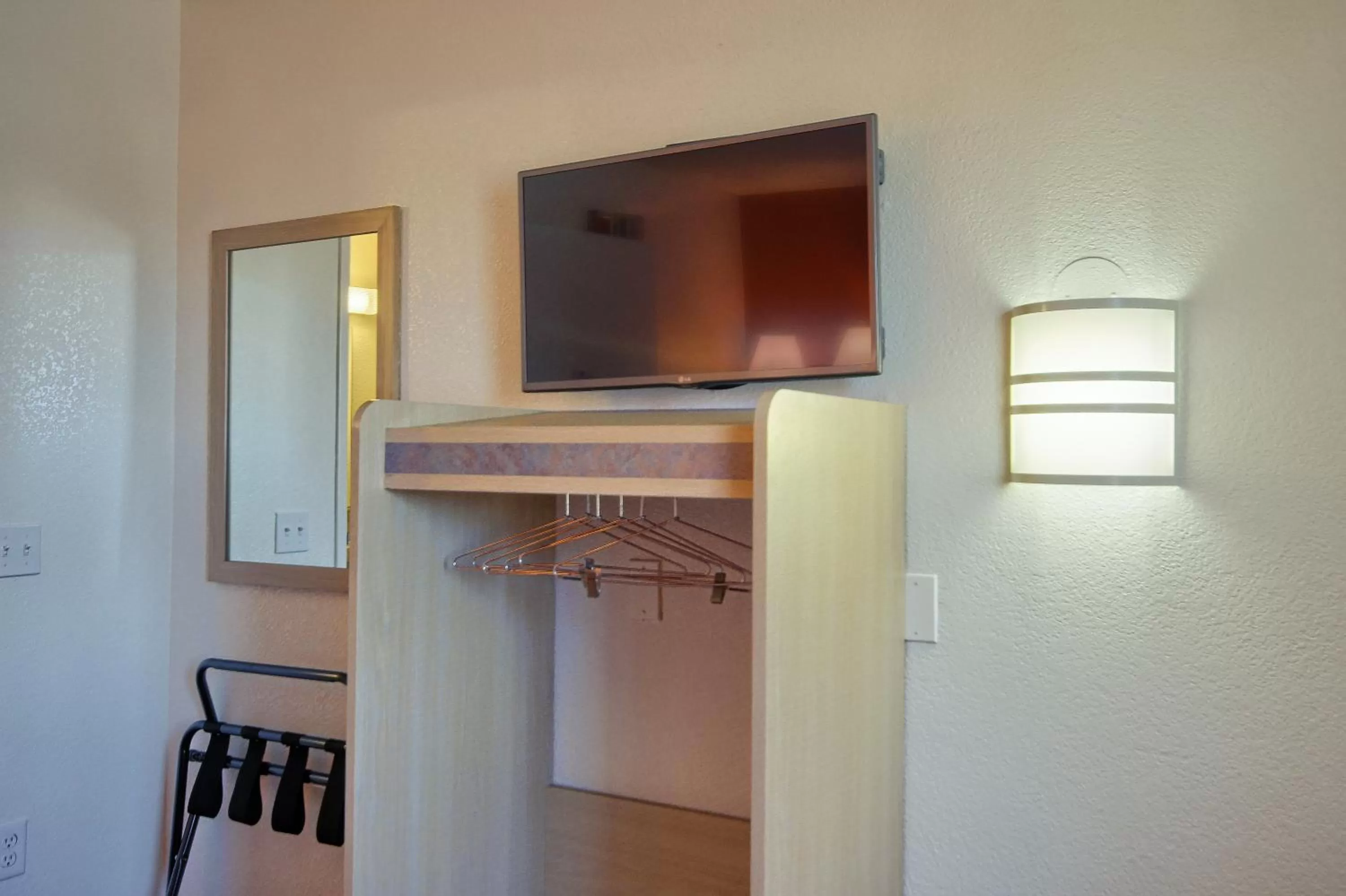 Bedroom in Motel 6-Fresno, CA - Blackstone South