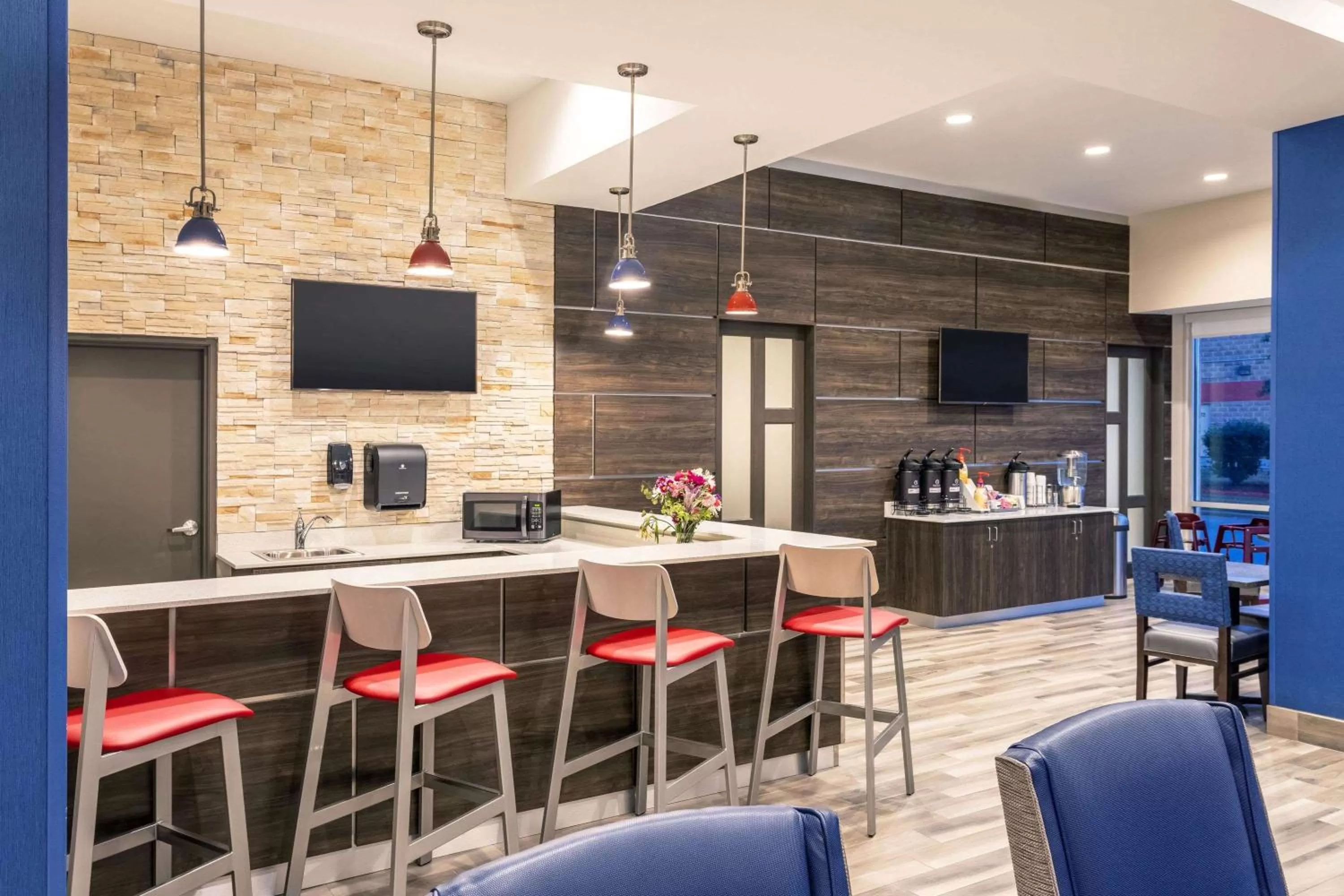 Lounge or bar in La Quinta Inn and Suites by Wyndham Bloomington