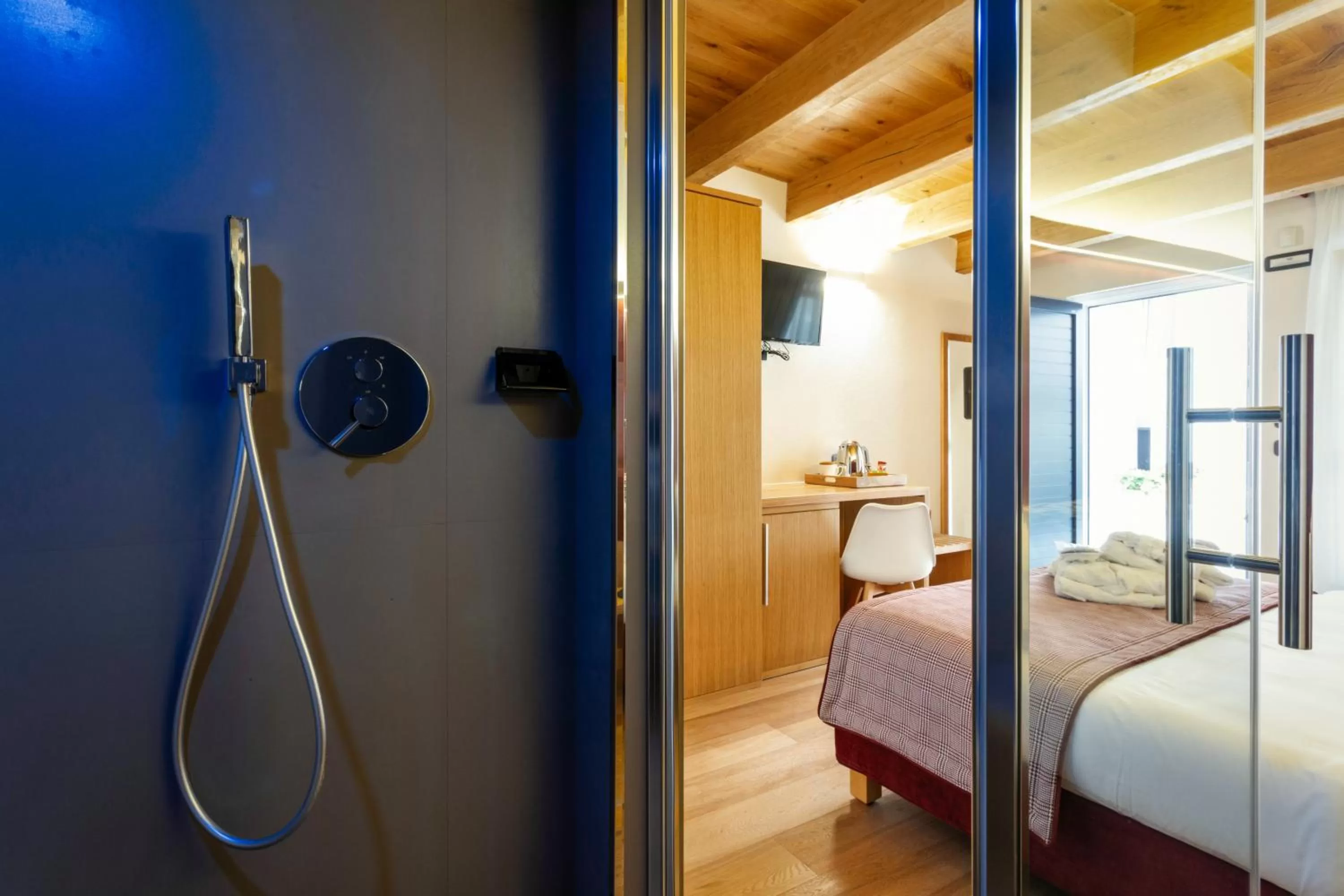 Shower, Bed in Garni il Concale