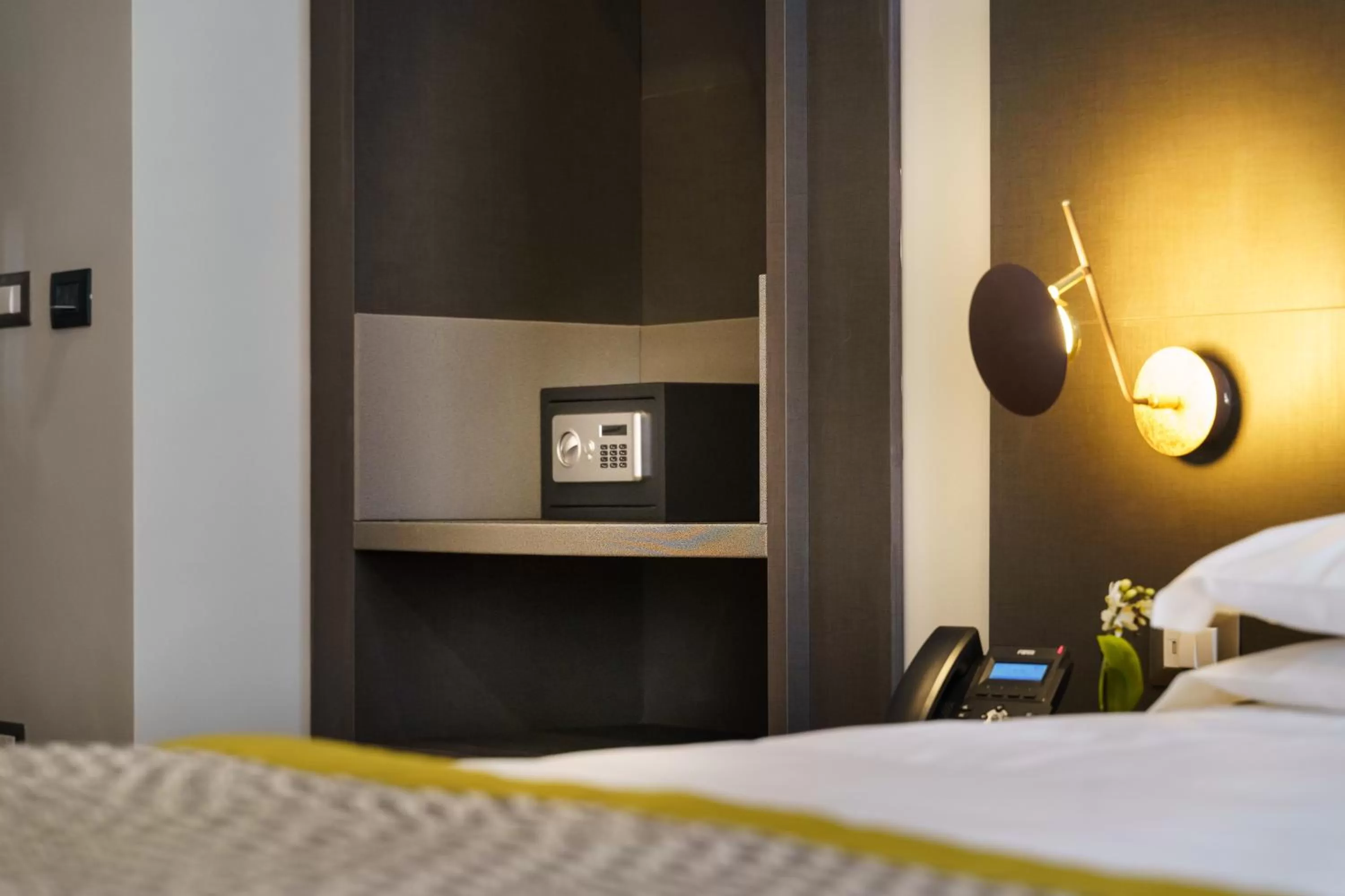 Photo of the whole room, Bed in The Cross Hotel